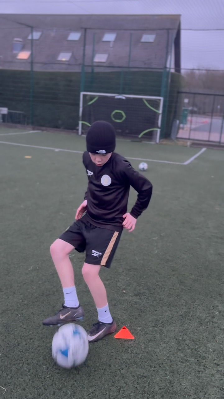 Shooting drill
#footballtraining #youthfootball #ebbselitecoaching