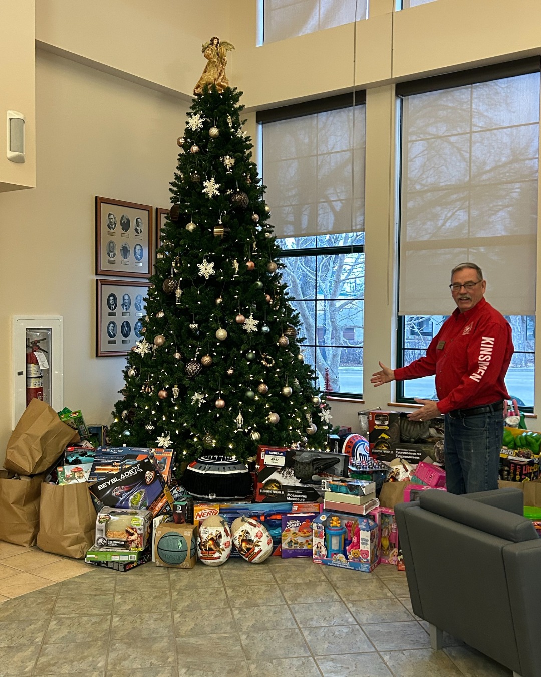 The countdown to Christmas Hampers is on!
Wondering how you can help?
Head to our website, www.stonyplainkinsmen.ca, to learn more or to donate today.