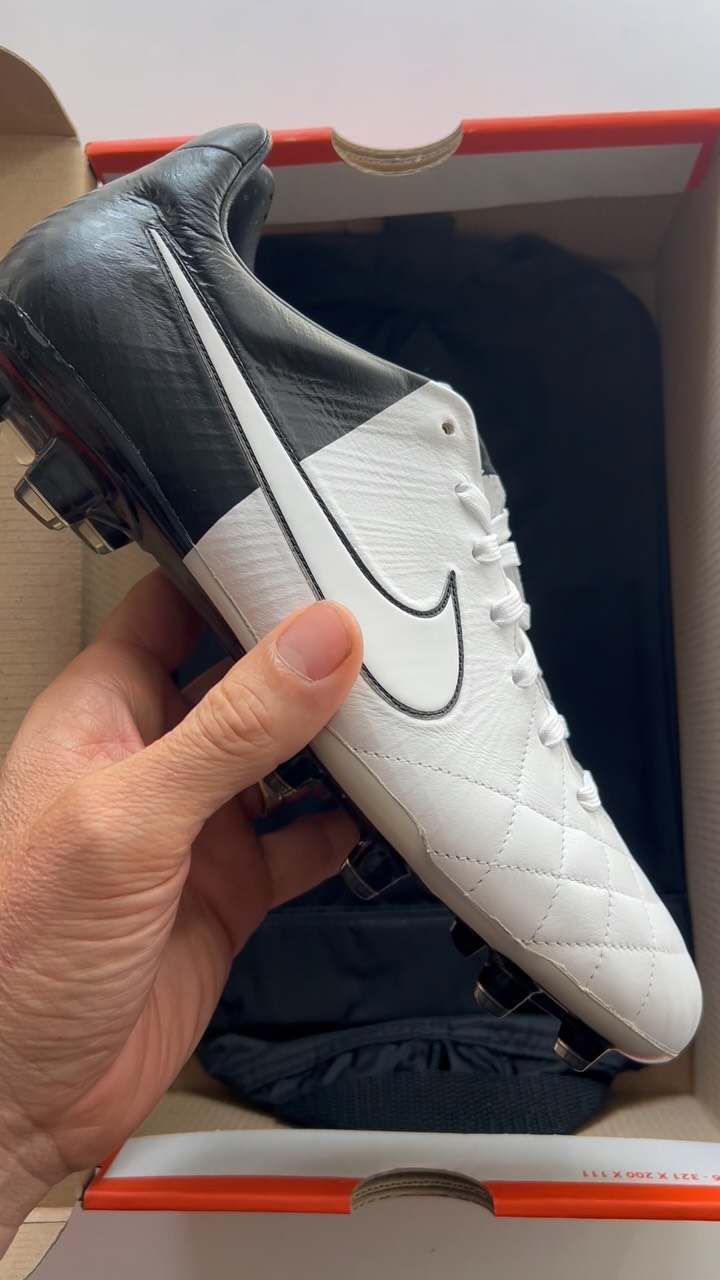 THE PREMIER LEAGUE IS ALMOST BACK.
The summer is nearly over. The boots are coming out. The opening whistle is almost here.
And if you’re looking for a reminder of just how good football boots used to be…
Meet the Nike Tiempo Legend IV Elite from the iconic Clash Collection.
Clean. Classic. Aggressive.
The Legend IV was peak Tiempo — premium leather, traditional craftsmanship and that unmistakable Nike football aesthetic.
Before boots became ultra-minimal and futuristic, this was what an elite football boot looked like.
The 2026/27 Premier League season starts Friday…
So which boots would you bring back for the new season? 👀
These? We certainly would.
Available now at Bootsfinder.
#PremierLeague #PremierLeague2026 #NikeTiempo #TiempoLegendIV #NikeFootball FootballBoots RetroBoots BootTok BootCollector FootballTikTok Bootsfinder