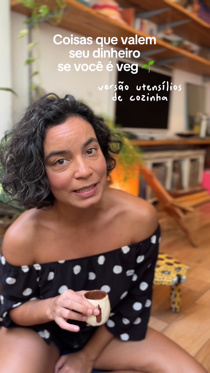 Se você é vegetariana ou vegana, alguns utensílios podem deixar a rotina na cozinha MUITO mais fácil.
Esses são alguns dos que, pra mim, realmente valem o investimento e ajudam a economizar tempo no dia a dia. Em breve a parte 2✌🏾
SALVA esse reels pra consultar depois. Agora quero saber: qual não pode faltar na sua cozinha?
E qual versão vocês querem ver por aqui agora? 👀