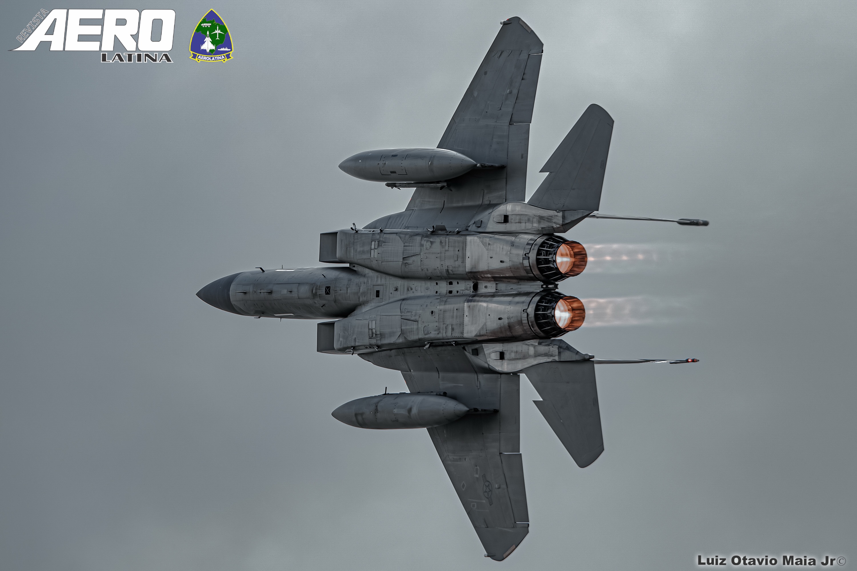 Quando os pós-combustores se acendem, o céu ganha outro significado e o chão treme pra valer!
Belo registro do F-15 Eagle durante a AirVenture Oshkosh 2026.
#aviationphotography #aviation #military #usaf #avgeek