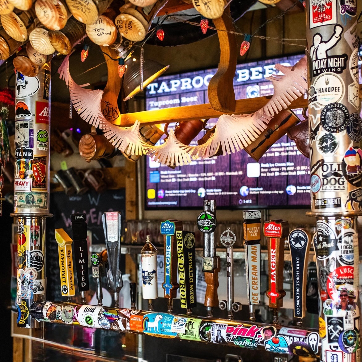 Check out this tap lineup🔥🔥
We’re pouring the Dark Horse beers you know and love, plus beers from our Family of Brands—all proudly brewed right here in Marshall:
@brewdetroit
@altesoriginal
@roakbrewing
@drinkgreatamerica
Stop in and find a new favorite, then visit our website (link in bio) for our daily updated tap list and to learn more about the Dark Horse Family of Brands.
#WhatsOnTap #MichiganBeer #DarkHorseBrewing #LocalBeer