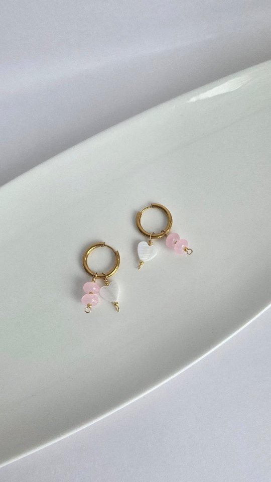 Acompáñame a crear unos de nuestros hoops versatiles 4 en 1. Sabemos que te encantan las piezas personalizadas, que puedas adaptar a tu estilo y que resalten tu esencia 💖
Let’s create some of our versatile 4-in-1 hoops! We know you love customizable pieces you can adapt to your style and highlight your essence 💖