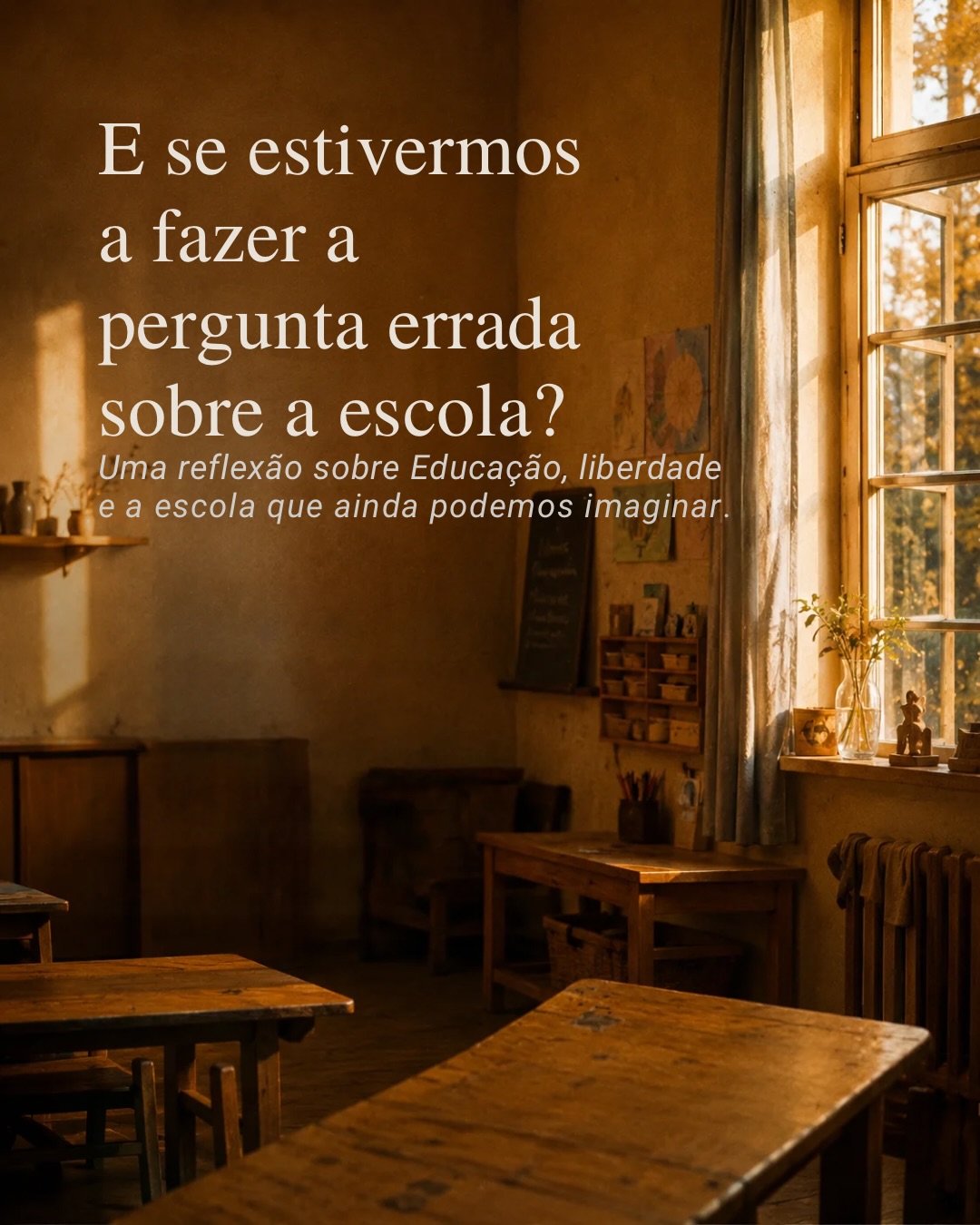 Há uma pergunta que ficou connosco depois de ouvirmos estas palavras:
Como é possível que nasçamos todos originais e morramos todos cópias?
Edward Young escreveu-a em 1751. Séculos depois, ela parece-nos estranhamente atual.
Vivemos num tempo em que nunca tivemos tanto acesso ao conhecimento, tantas possibilidades de escolha e tantas ferramentas para criar.
E, ao mesmo tempo, talvez nunca tenha sido tão fácil perder a nossa própria voz no meio de tantas vozes.
Imitamos. Comparamos. Reproduzimos. Procuramos a resposta certa. Procuramos aquilo que já foi validado por alguém.
E, quando pensamos em Educação, talvez devêssemos parar aqui por um momento.
Porque podemos continuar a discutir qual é a melhor pedagogia, qual o melhor método, qual a melhor escola.
Ou podemos fazer uma pergunta anterior:
Que ser humano queremos ajudar a formar?
Um ser humano capaz de pensar por si próprio?
De escolher em consciência?
De permanecer diante de uma pergunta sem precisar de uma resposta imediata?
De conhecer os outros sem se perder de si?
De utilizar a tecnologia sem deixar que ela pense por ele?
De viver com liberdade sem confundir liberdade com ausência de responsabilidade?
Se começarmos por esta imagem de ser humano, talvez algumas das discussões que temos sobre Educação precisem de ser completamente reorganizadas.
Talvez as disciplinas, os horários, a avaliação, os espaços, o papel do professor e até a própria ideia de escola tenham de ser pensados de outra maneira.
Não estamos a propor mais uma pedagogia.
Estamos a tentar fazer uma pergunta mais difícil:
E se o problema não for escolher a melhor pedagogia, mas repensar a própria ideia de escola?
Escrevemos sobre isso no novo texto do blog.
Não como quem encontrou uma resposta definitiva.
Mas como quem acredita que, antes de construirmos uma escola diferente, precisamos de ter coragem para perguntar para quê, para quem e para que tipo de ser humano a queremos construir.
O texto completo está no link da bio.
E talvez a pergunta mais interessante para levarmos desta reflexão seja esta:
Estamos a educar crianças para pensarem por si próprias ou para aprenderem a reproduzir aquilo que já sabemos? 💛