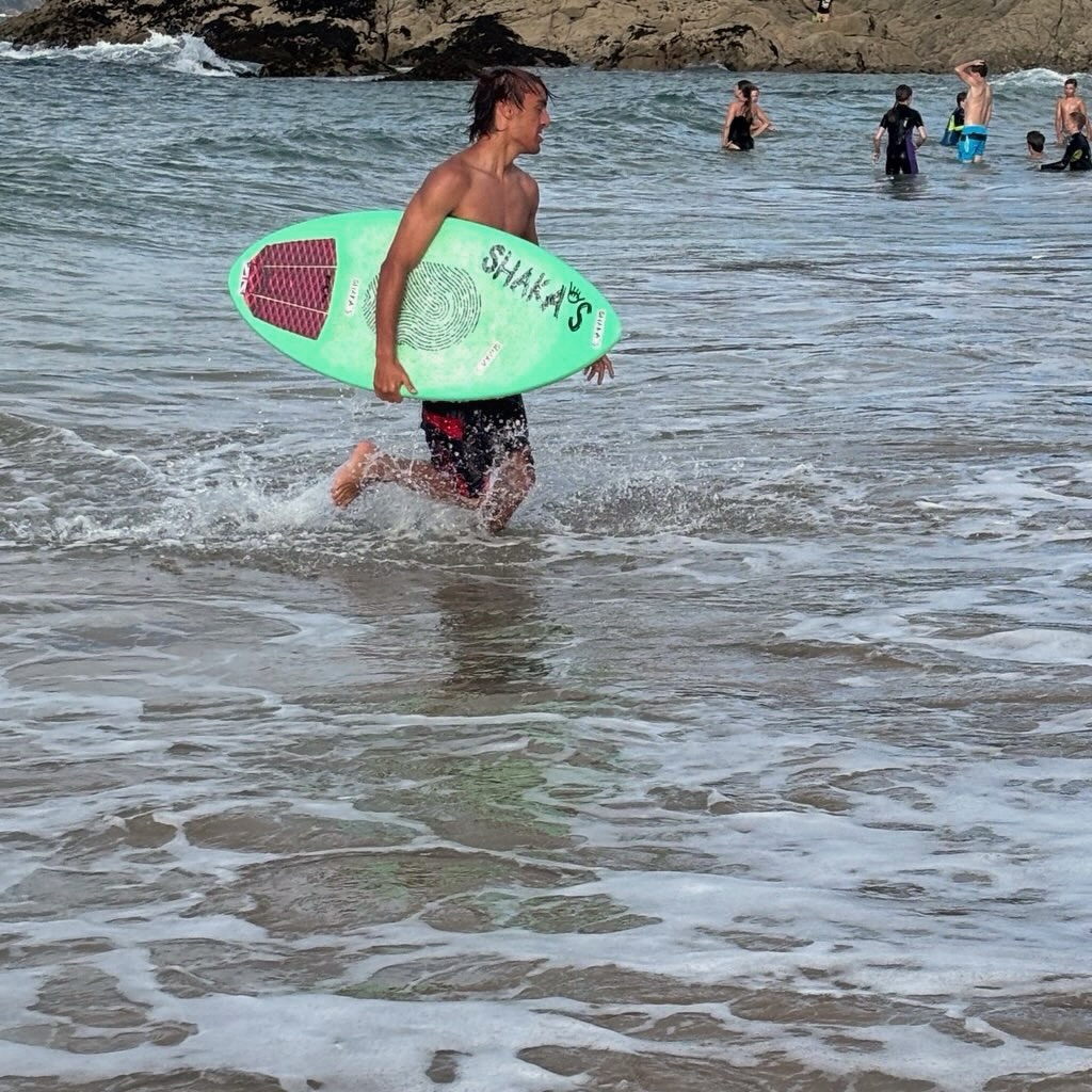 @gabthefrog4 ripping at Mother Ivey’s this week on his Shaka Kahuna skimboard 📸
#skimboarding #ukskimboarding #skimboarduk