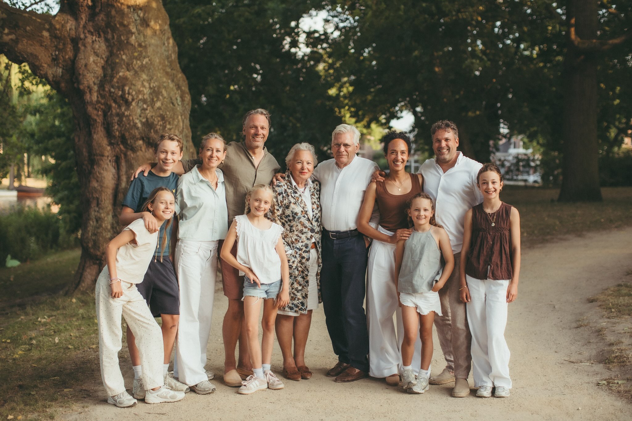 Familie fotoshoot - Eerst maar even een brave foto… Daarna lekker knus en natuurlijk ook een beetje gek. Want waarom niet? 🤍📸
Als het zó gezellig is voor mijn lens, kan ik gewoon niet stoppen met foto’s maken. Can’t stop now!!!