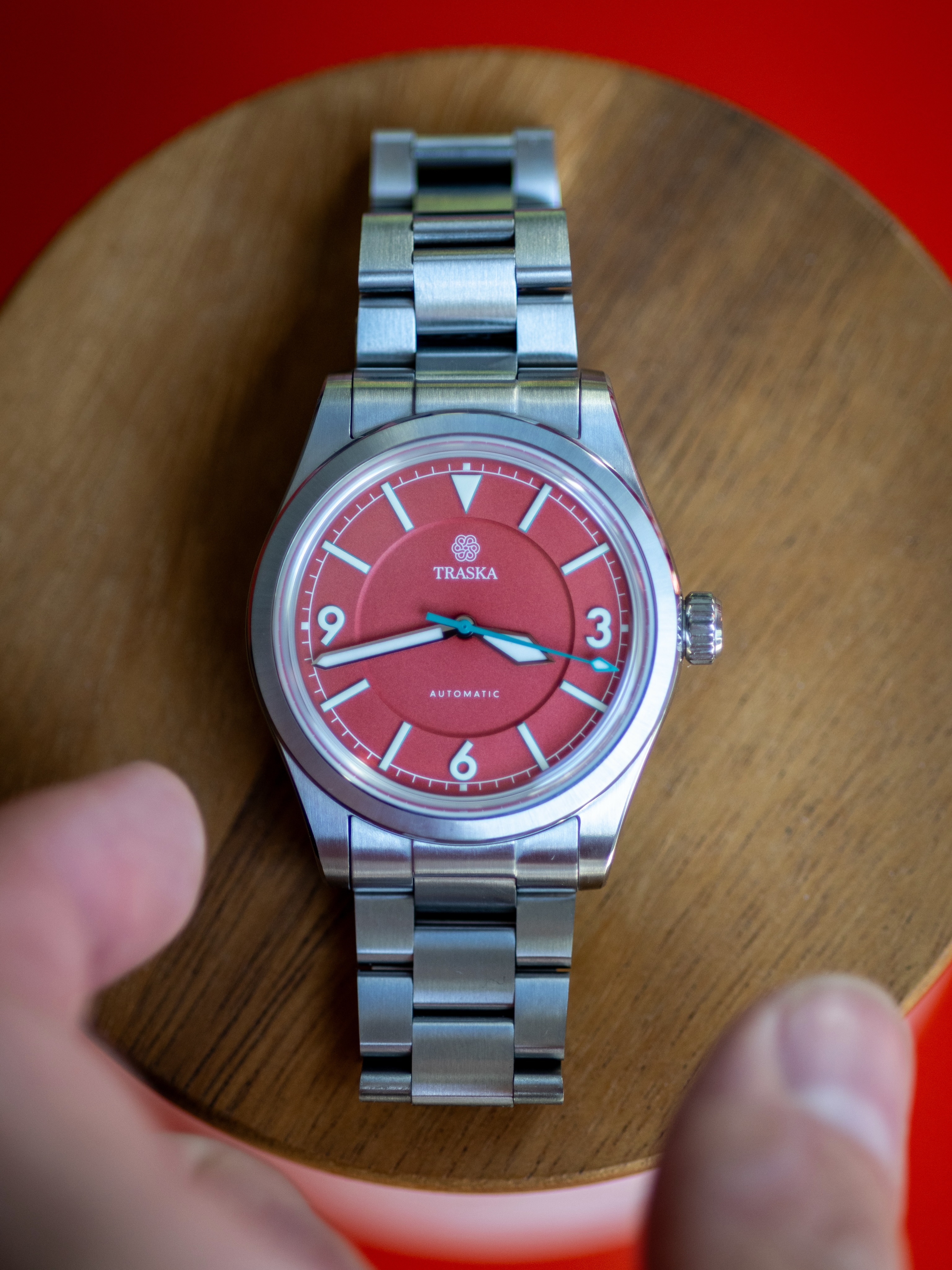 Happy #microbrandmonday all ✌️
This summer I’ve found myself constantly reaching for this @traskawatch Summiteer with its pink coral dial and contrasting blue lagoon seconds hands (yes, I made both of those colors up myself).
I had some fun shooting this watch against different backdrops while visiting a friend’s house recently, and I particularly like how the dial “changes” colors depending on the background. Swipe through to see a few different shades ⏭️
⌚️: Traska Summiteer (Limited Edition)
#monday #microbrand #traska #watchfam