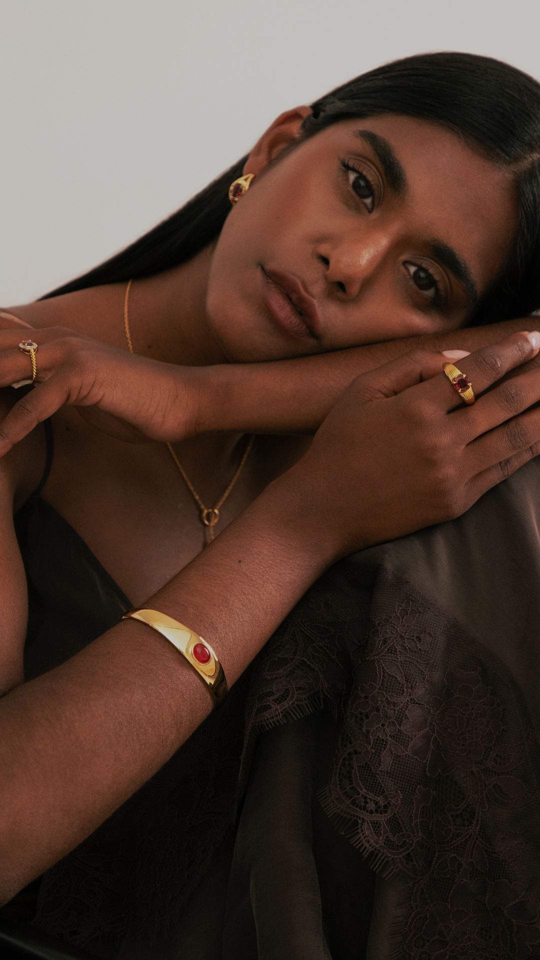 Behind every great photoshoot is a hardworking backstage team.
Visuals for @nimmishaofficial
#JewelleryPhotography #BTS #BehindTheScenes #Jewellery #FashionEditorial