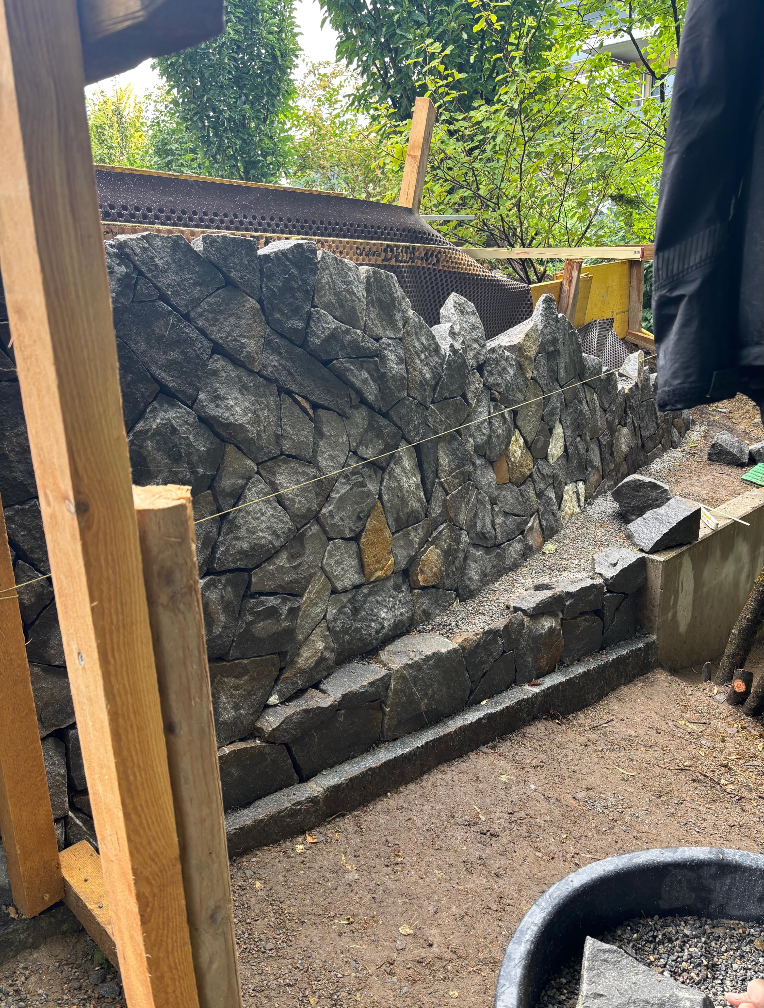 🪨 Stein für Stein entsteht echte Handarbeit.
Diese Natursteinmauer wird Stück für Stück von Hand aufgebaut. Verwendet wird regionaler Naturstein von @guber_naturstein. Ein natürlicher Baustoff aus der Region, der sich perfekt in den Garten einfügt. 🌿
Jeder Stein wird sorgfältig ausgewählt, angepasst und an seinen Platz gesetzt. So entsteht eine Mauer mit Charakter und echter Handwerksqualität.
Genau solche Arbeiten zeigen, was Gartenbau ausmacht: Handwerk, Erfahrung und ein gutes Auge fürs Detail. 💪
#Tollegärten #GuberNaturstein #Natursteinmauer #Naturstein #Gartenbau Handwerk Gartengestaltung Gartenliebe Luzern Rain