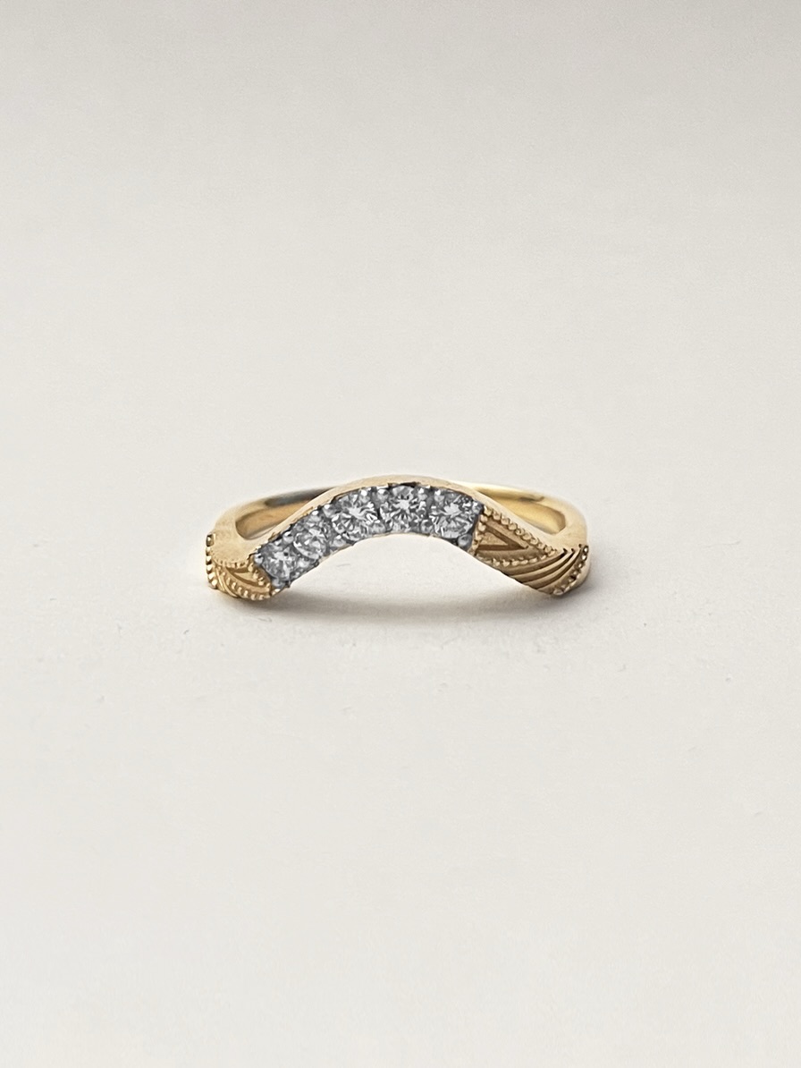 A custom-made ring adorned with intricate granulation, engraved geometric patterns, and five brilliant white diamonds 💎 where antique style meets contemporary bespoke design.
#mkfinejewelry #bespokejewelry #custommadejewelry #antiquejewelry #promisering