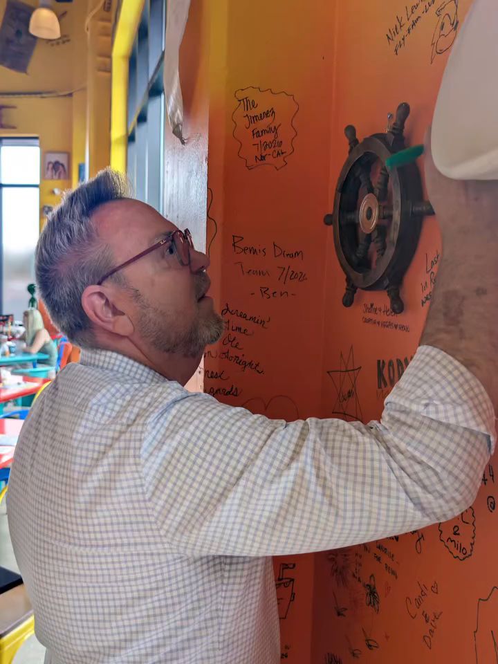 Anyone who truly knows me knows I love #breakfast! So you also know how thrilled I am that the @squeezein is now in RED! We had a good time leaving our mark with the @renosparkschamber the other day for the ribbon cutting. Literally! #chamberofcommerce #localbusiness #zakunscripted