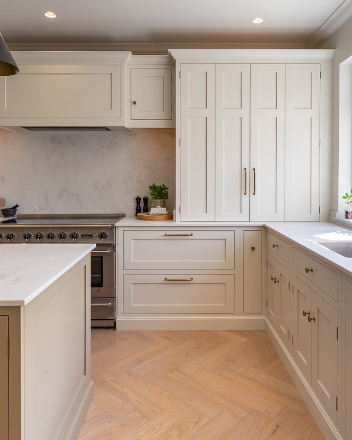The language here is unmistakably classic, but it’s the way each detail is composed that makes it personal. The proportions of the cabinetry, the warmth of the brass, the quiet stone and the herringbone floor all work together rather than competing for attention.
That’s where bespoke becomes more than custom cabinetry. It’s taking a familiar design language and making it belong specifically to one home. #BespokeDesign #KitchenInspo #InteriorDesign #ModernLiving