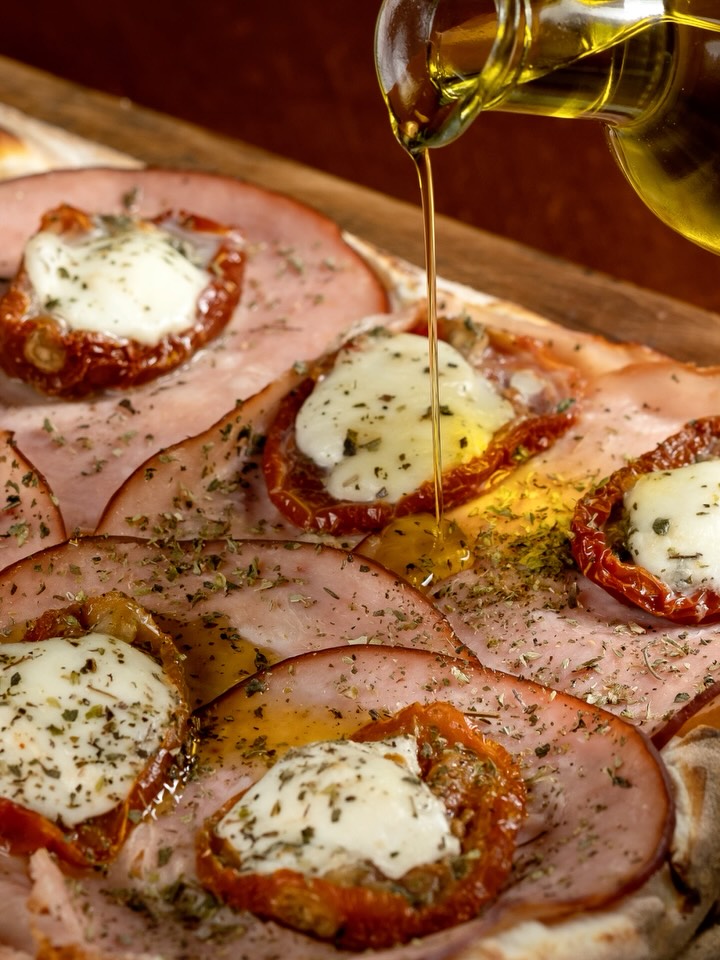 Matriciana: molho de tomate, muçarela de búfala, peito de peru, tomate seco e orégano. Escolha do dia!