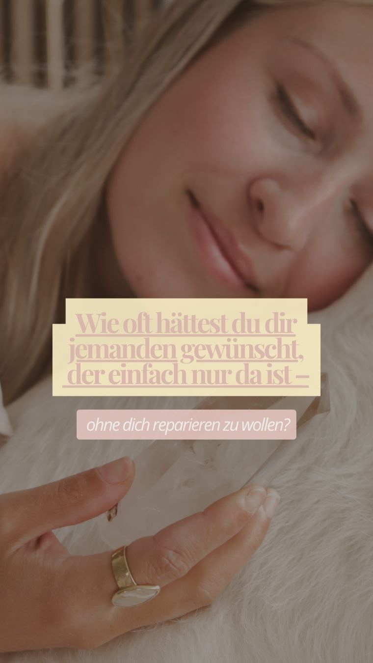 Ich war heute bei der Ärztin. Und sie war… anders.
Sie hat mir nicht nur schnell was verschrieben und mich weitergeschickt. Sie hat den Raum gehalten. Hat mir zugehört. Richtig zugehört. Ich bin da rausgegangen und hab mich zum ersten Mal seit Langem gehört gefühlt.
Und auf dem Heimweg dachte ich: Wie selten ist das eigentlich geworden.
Dass dir jemand einfach zuhört. Ohne sofort eine Lösung. Ohne „du musst nur…“. Ohne dich reparieren zu wollen.
Wir feinen Frauen kennen das andere so gut. Kaum erzählst du, wie’s dir geht, kommt sofort der Rat. „Mach doch mal…“, „hast du schon versucht…“, „stell dich nicht so an.“ Gut gemeint. Und trotzdem fühlst du dich danach oft noch allein.
Dabei brauchst du in dem Moment gar keine Lösung.
Du brauchst jemanden, der bleibt. Der dein Gefühl aushält, ohne es wegmachen zu wollen. Der den Raum hält.
Genau deshalb öffne ich meinen Frauenkreis.
Ein Ort, an dem dich niemand repariert – weil an dir nichts kaputt ist. An dem du reden darfst oder einfach nur da sein und zuhören. An dem Stille okay ist. An dem du gehalten wirst, gerade weil du im Alltag so oft alle anderen hältst.
Wir treffen uns online – du darfst in deinem sichersten Raum bleiben, zuhause, aufm Sofa, in die Decke gewickelt. Ein fester Kreis von Frauen, die genau wissen, wie du fühlst. Über mehrere Wochen, weil genau da Vertrauen wächst.
Nächste Woche geht’s weiter. Am 27.08. um 19 Uhr. Wenn dein Herz gerade Ja sagt – komm dazu. 💛
Kommentiere „Kreis“ und ich schick dir alle Infos zur Anmeldung 🌸🙏🏽
Sag mir: Wann hat dir zuletzt jemand wirklich zugehört?