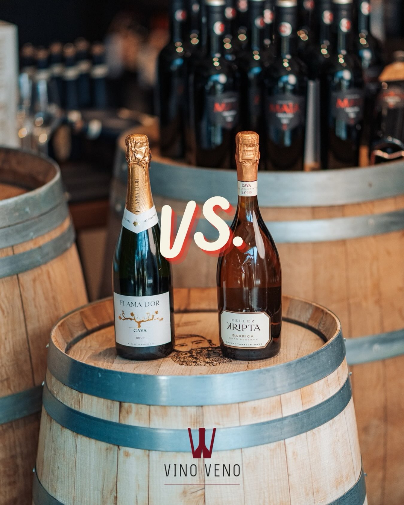 Prijs vs. Smaak 🥂
Deze week duiken we in de wereld van Cava! We vergelijken de Flama d’Or Cava Brut met de Celler Kripta Barrica Gran Reserva 2019 van Agustí Torelló Mata. Een mond vol, net zoals de wijn zelf 😃
De prijzen? 8,95 vs. 37,95.
De overeenkomst: het is allebei Cava. Maar verder gaan we twee totaal verschillende kanten op!
De Flama d’Or is zoals veel mensen Cava kennen: een blend van Macabeo, Parellada en Xarel-Lo, zonder specifiek oogstjaar. Fris, appeltjes, citrus, een fijne bubbel en lekker ongecompliceerd. Ideaal als feestelijk aperitief, bij de lunch of voor cocktails.
Dan de Celler Kripta Barrica: 100% handgeoogste Macabeo uit één wijngaard, aangeplant in 1964 en biologisch bewerkt. De wijn vergist op eikenhouten vaten en rijpt daarna 6 maanden. Na de tweede vergisting op fles volgt maar liefst 4 jaar rijping op de lies.
Het resultaat? Een complexe, gastronomische Cava met rijp wit fruit, gebakken appel, toast en brioche. Romig, met tonen van appel, noten en een vleugje vanille, maar met voldoende frisheid. Heerlijk bij schaal- en schelpdieren, gebakken vis of truffelrisotto.
Conclusie?
Als je het mij vraagt, krijg je bij de Celler Kripta veel waar voor je geld als je kijkt naar het arbeidsproces. Maar betekent duurder ook lekkerder? Nee.
Ik vind de Kripta lekkerder, omdat ik erg van deze stijl houd. Maar als we de prijs buiten beschouwing laten, zullen genoeg mensen alsnog voor de Flama d’Or kiezen. Puur omdat die makkelijk drinkt en een breed publiek aanspreekt.
Houd je juist van complexe, gastronomische wijnen? Dan is de Celler Kripta een dikke tip.
En nog één tip: schenk ’m vooral in een mooi wijnglas en niet in een smalle flute 😉🥂