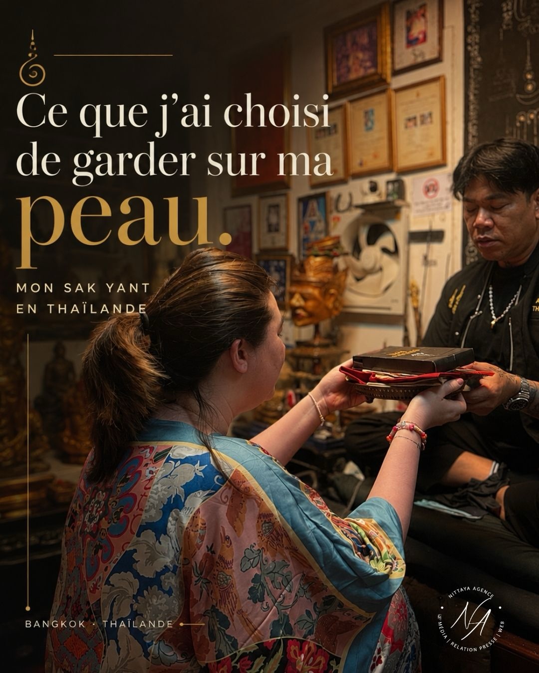 (Plusieurs légendes sous les photos et video)➡️
Il y a des souvenirs de voyage que l’on rapporte dans une valise. Et puis il y a ceux que l’on choisit de garder sur sa peau.
Lors de mon dernier séjour en Thaïlande, j’ai choisi de recevoir un Sak Yant.
Pas pour avoir un tatouage de plus.
Pour la démarche.
Pour le rituel.
Et surtout pour ce qu’il représente : la protection.
Dans la tradition thaïlandaise, le Sak Yant ne se résume pas à l’encre déposée sur la peau. Les motifs sacrés, les formules qui les accompagnent, le rituel et l’intention qui lui est donnée appartiennent à une tradition ancienne dans laquelle certains Yant sont notamment associés à la protection, à la force et à la capacité de traverser les épreuves.
Et cette symbolique me parle particulièrement.
Je crois depuis longtemps que tout ce qui nous entoure ne se voit pas.
* Les intentions ne se voient pas.
* Les énergies ne se voient pas.
* La protection non plus.
Recevoir ce Sak Yant avait donc pour moi quelque chose de profondément personnel.
Non pas apprendre à attaquer.
Mais savoir se protéger.
Parce qu’être pacifique n’a jamais signifié être sans défense.
Et parce qu’il arrive un moment où l’on n’a plus besoin ni envie de répondre à tout ce qui tente de nous atteindre…
On protège son espace.
On pose ses limites.
Et on continue d’avancer.
Je suis repartie de Bangkok avec 1 ligne sacrée sur le bras.
Et une intention très claire :
protéger ce qui mérite de l’être.
🇹🇭 🙏
Il y a des souvenirs de voyage que l’on rapporte dans une valise. Et puis il y a ceux que l’on choisit de garder sur sa peau.
Lors de mon dernier séjour en Thaïlande, j’ai choisi de recevoir un Sak Yant.
Pas pour avoir un tatouage de plus.
Pour la démarche.
Pour le rituel.
Et surtout pour ce qu’il représente : la protection.
Dans la tradition thaïlandaise, le Sak Yant ne se résume pas à l’encre déposée sur la peau. Les motifs sacrés, les formules qui les accompagnent, le rituel et l’intention qui lui est donnée appartiennent à une tradition ancienne dans laquelle certains Yant sont notamment associés à la protection, à la force et à la capacité de traverser les épreuves.
Et cette symbolique me parle particul