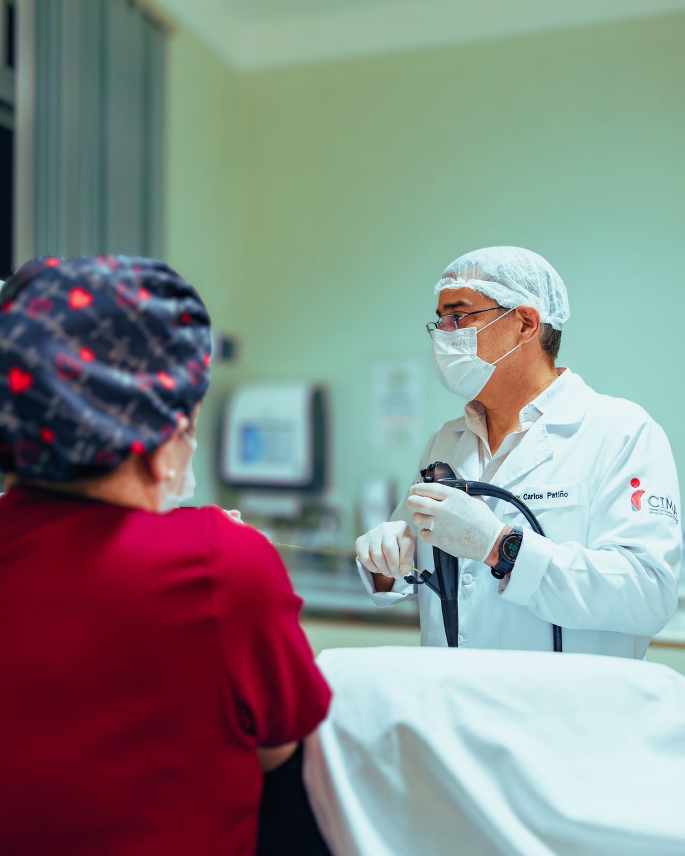 A endoscopia pode ser indicada quando existe um conjunto de sinais clínicos que precisam ser investigados com mais precisão.
Mais do que aliviar sintomas, o objetivo é entender a causa e definir a conduta, correta do tratamento.
É importante contar com um profissional qualificado, experiente e em quem você confie, além de uma estrutura adequada para a realização do procedimento.
Experiência, conhecimento técnico e atenção aos detalhes fazem diferença em cada etapa desde a avaliação até a interpretação dos achados e a condução do acompanhamento.
Quando o assunto é a sua saúde, confiança também é parte do tratamento.
No CIMA, cada procedimento é realizado com profissionais especializados e uma estrutura preparada para oferecer segurança e cuidado ao paciente.
#cima #toledopr #endoscopia #gastroenterología #doresnoestomago