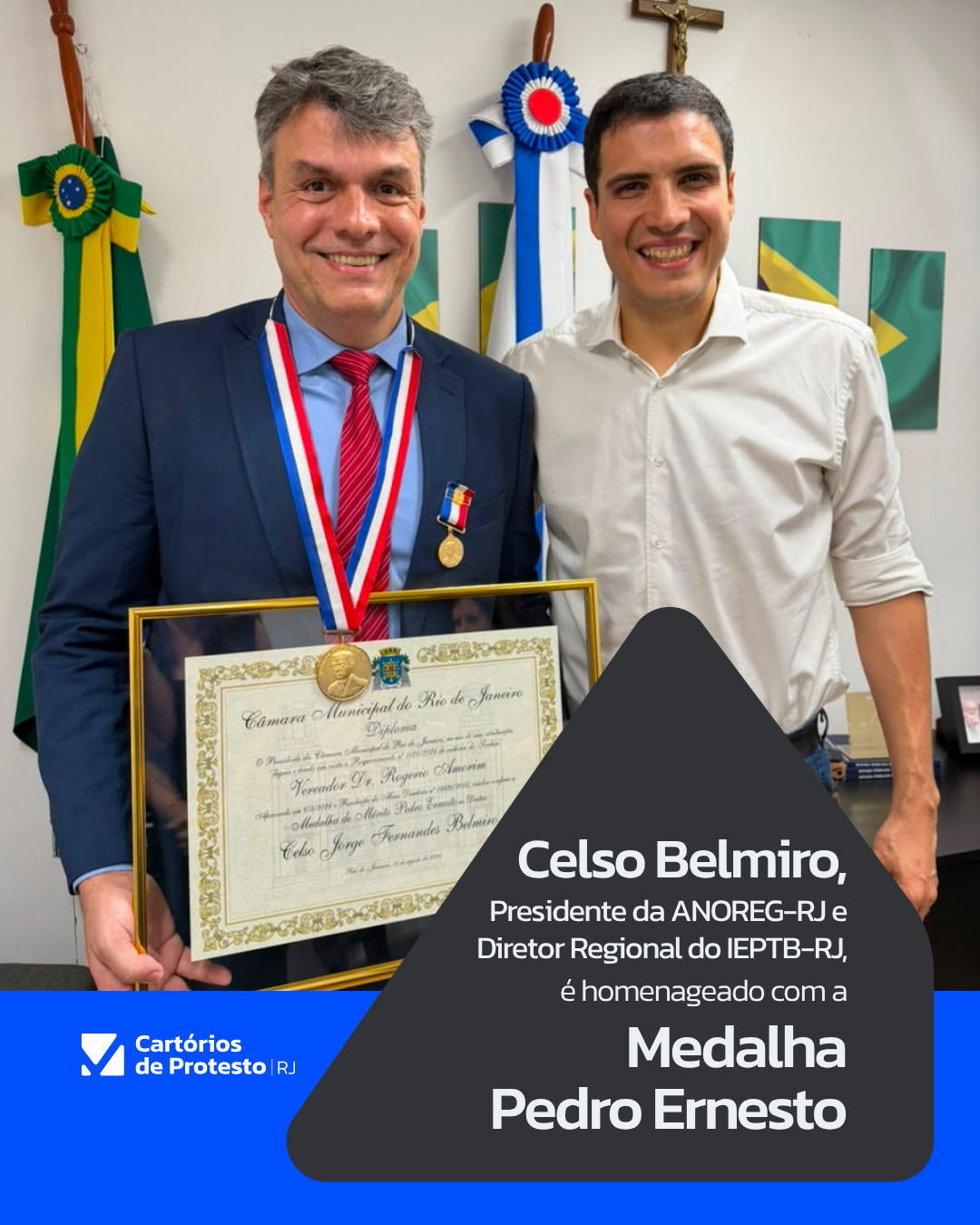 O Dr. Celso Belmiro, presidente da ANOREG-RJ e diretor regional do IEPTB-RJ, foi homenageado nesta quinta-feira, 20 de agosto, com a Medalha Pedro Ernesto, uma das mais importantes honrarias concedidas pela Câmara Municipal do Rio de Janeiro. 🏅🙌
A homenagem reconhece sua relevante trajetória na área jurídica, como renomado professor de Direito, e sua destacada atuação em defesa da sociedade civil e dos usuários dos Serviços Extrajudiciais.
À frente da ANOREG-RJ – Associação dos Notários e Registradores do Estado do Rio de Janeiro, Dr. Celso Belmiro tem desempenhado papel de destaque na representação e no fortalecimento das atividades notariais e registrais no Estado, contribuindo para o aprimoramento dos serviços prestados à população.
A Medalha Pedro Ernesto representa o reconhecimento público a uma trajetória marcada pela atuação no meio jurídico, pela dedicação ao ensino do Direito e pelo compromisso com a valorização e o aperfeiçoamento dos Serviços Extrajudiciais.