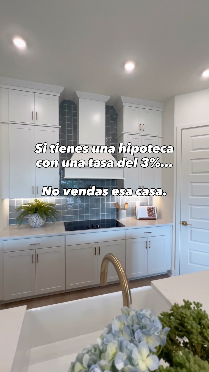 Una tasa de interés del 3% es un activo que muchos propietarios no se dan cuenta de que tienen.
Antes de vender, pregúntate:
¿Podrías alquilar la propiedad en lugar de venderla?
¿Podría convertirse en una inversión a largo plazo?
¿Realmente vale la pena renunciar a una hipoteca al 3% para asumir una nueva al 6–7%?
A veces, la decisión más inteligente no es vender.
Es conservar la propiedad y dejar que esa tasa baja trabaje a tu favor.
¿Estás pensando en vender? Hagamos los números antes de tomar la decisión.
#orlandorealestate #floridarealestate #inversioninmobiliaria #vivirenorlando #hipotecas