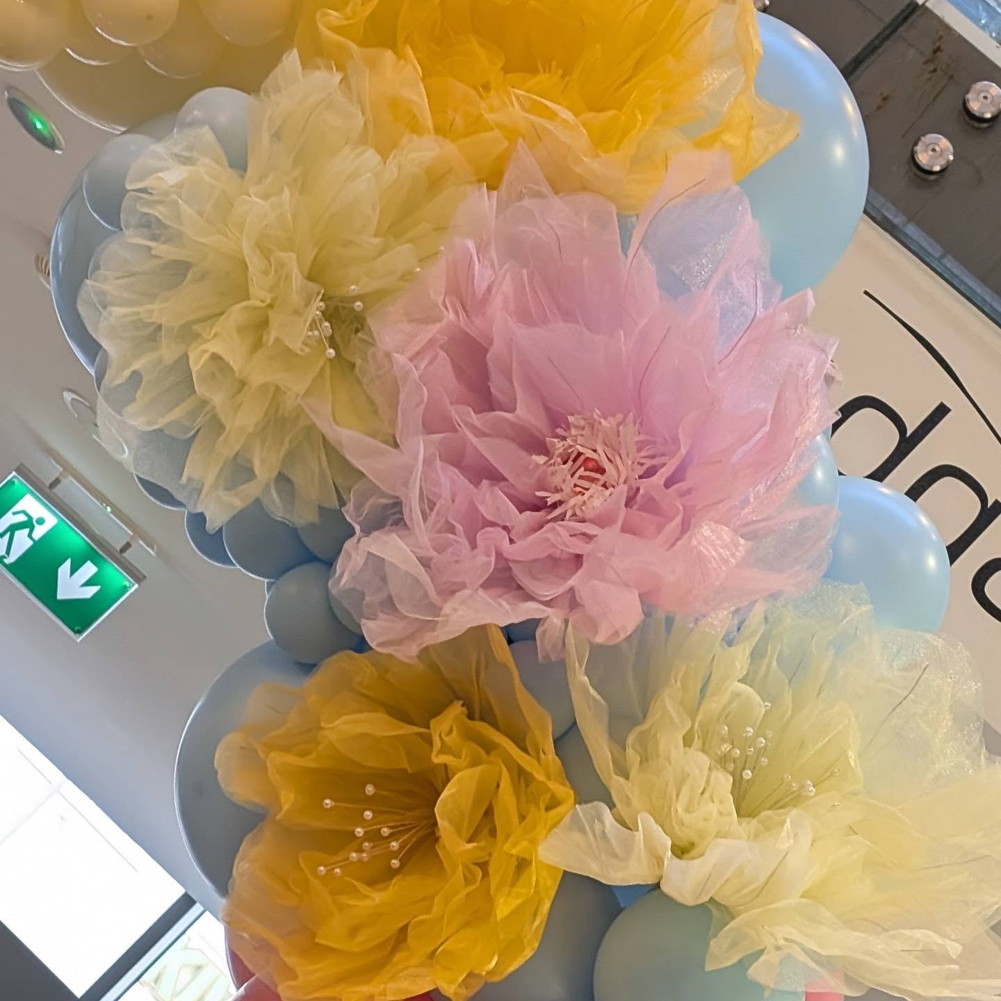 Endelig får denne også sin plass på Instagram ✨🎈
Denne ballongbuen ble laget til et moteshow, og jeg må bare si at jeg fortsatt elsker denne kombinasjonen 💛🩷🩵💚
Myke pastellfarger, store organiske former og nydelige blomster i organza – spesiallaget til akkurat dette oppdraget 🌸
Hele uttrykket ble lett, lekent, elegant og fullt av wow-faktor 🤍
En skikkelig blikkfanger som satte stemningen allerede ved inngangen ✨
Hva synes dere om denne? 😍
#ballongbue #ballongdekor #ballongdekorasjon #eventdekor #moteshow pastell pastellfarger organzablomster dekorinspirasjon fargerikedrømmer