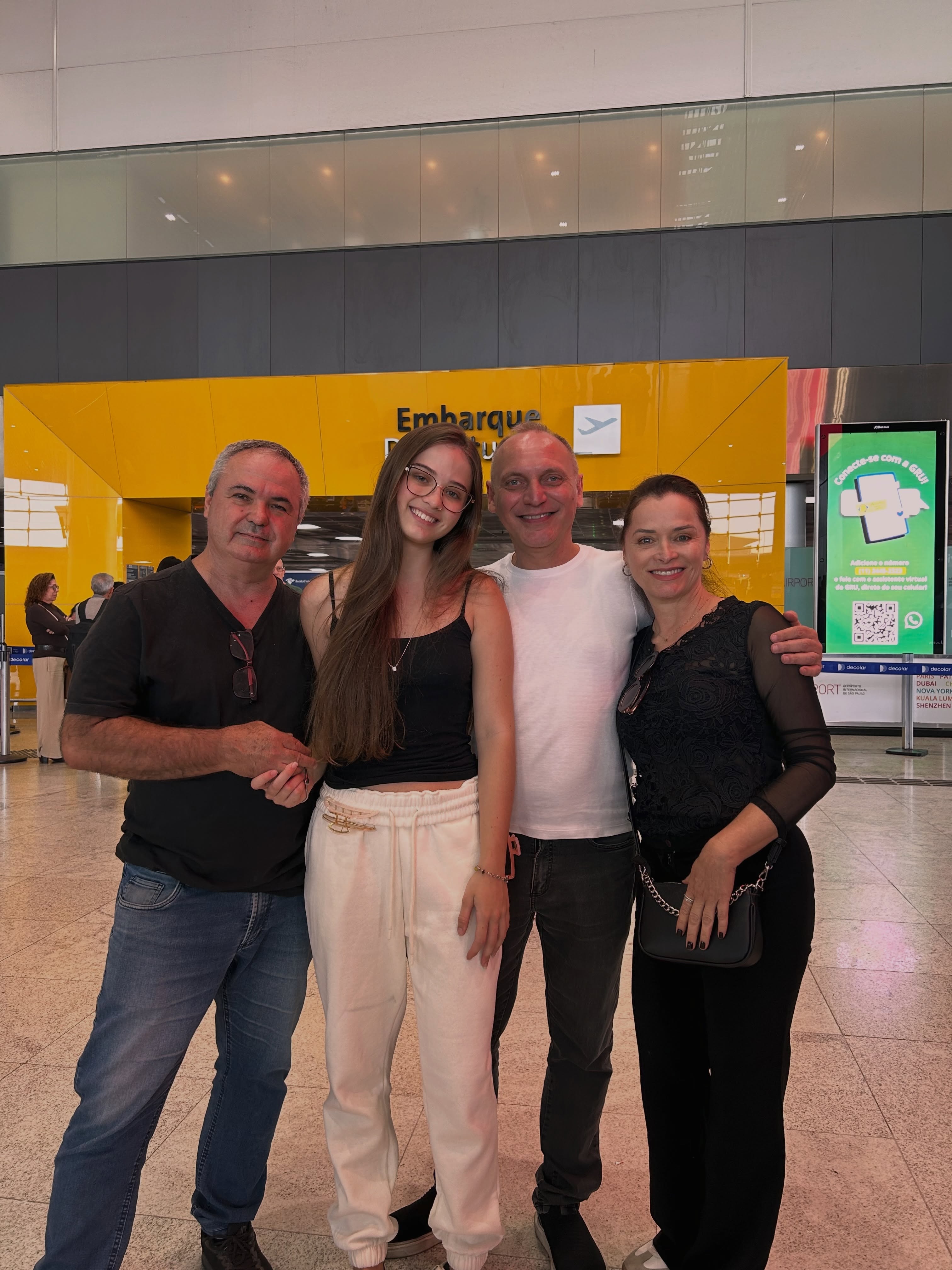 O Plantão do 🟡 Portal Amarelo 🟡 informa: +1 embarque High School concluído com sucesso.
Hoje foi a vez da Manoela que passará os próximos 10 meses na Bélgica 🇧🇪
Os preparativos começaram há mais de 1 ano e hoje finalmente a Manô inicia sua experiência internacional.
Obrigado (mais uma vez) aos pais Eliane e André pela confiança e parceria que já dura tantos anos!
Manô, muito sucesso para você nesta nova jornada. Aproveite muito. Profites-en!
Alors on danse.
Bon Voyage ✈️