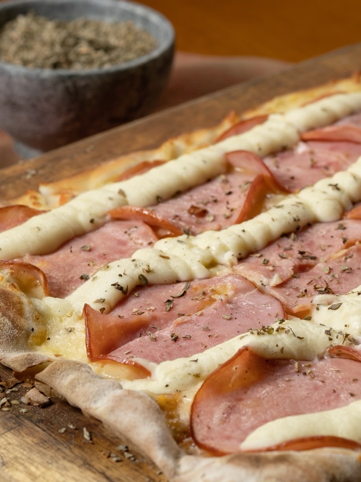 Nossa pizza de lombo ao creme fica muito mais especial quando acompanhada de uma noite única ao som de piano. Esperamos por você.