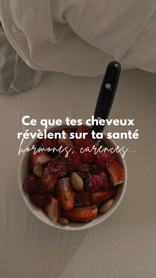 Tes cheveux reflètent ton équilibre interne ✨
Cheveux cassants, racines qui graissent, chute de cheveux... Ces éléments sont de véritables indicateurs de ce qui se passe à l'intérieur (hormones, stress, carences...).
🧜🏼♀️ Si tu veux aller un peu plus loin notamment en ce qui concerne la chute de cheveux, j'ai écrit un guide complet sur les causes fonctionnelles et solutions naturelles les plus efficaces (il est dispo à petit prix en cliquant sur le lien dans ma bio).
Important : ce reel te donne des pistes à creuser, pas un "diagnostic". Ces pistes sont à contextualiser selon ton terrain global, tes analyses sanguines etc.
Pense à enregistrer ce reel pour ne pas le perdre 🔖