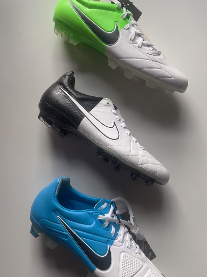 NIKE CLASH COLLECTION BOOTS: They entered the Euro 2012s as Nike’s 3rd tournament collection (after the EC08 and WC10 packs) leaving Poland / Ukraine as the undisputed stand-out performers of European Championships, having scored 60% of all 76 goals with a stunning total of 46.
From Mario Balotelli’s stunner against Germany to Zlatan Ibrahimovic’s uber creative solo goal, each of Nike’s Clash models created their own moment of Euro 2012 history. The individual boots were sparked by specific colour finished with a white toe upper to create a distinctive yet common theme across the collection.
More info on our website 🙌🏼
#clashpack #clashcollection #nikeclash