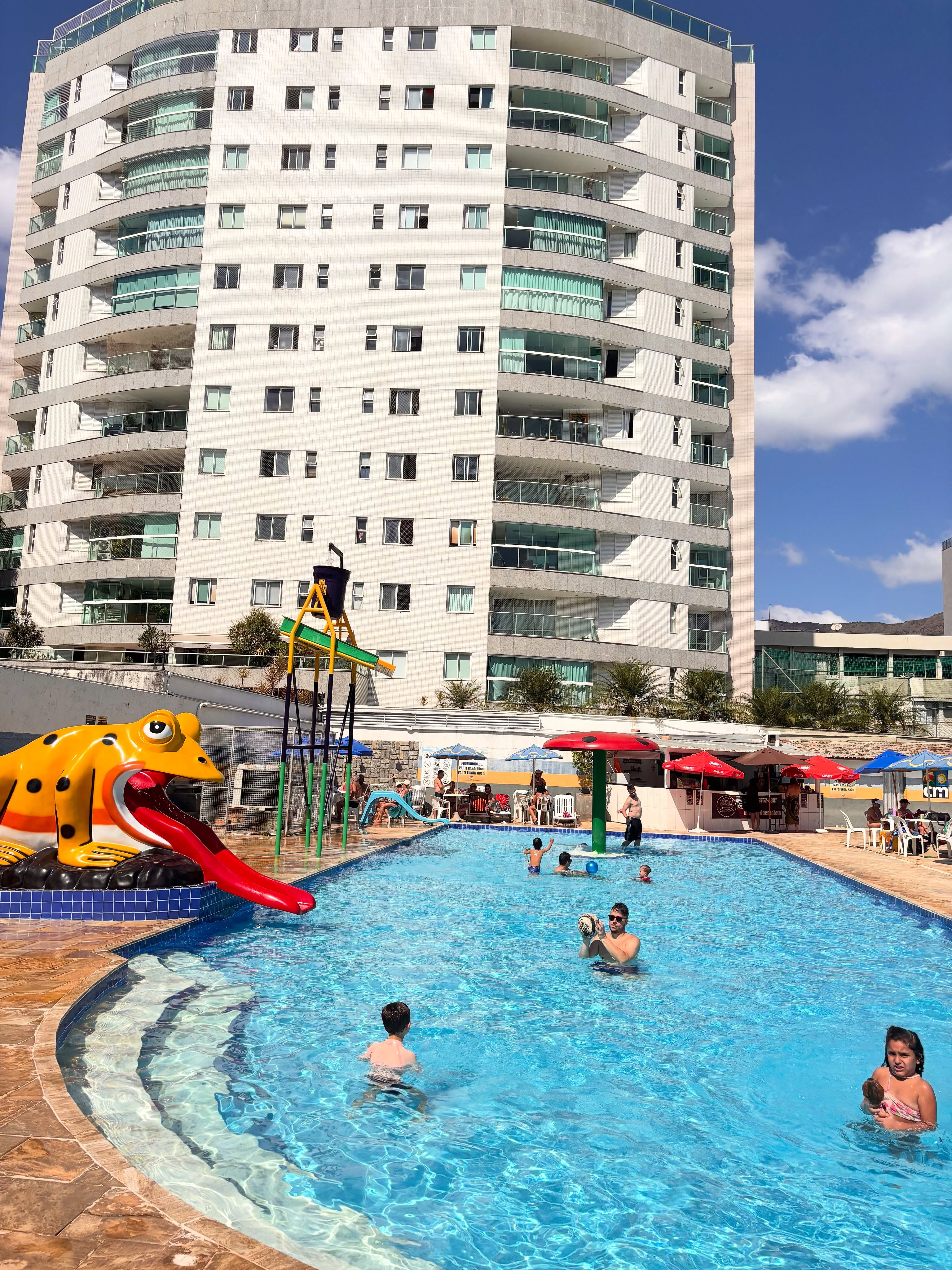 Domingo no Clube Recreativo Mineiro é sempre assim: amigos, família, música, diversão e muitos momentos para guardar! 💙🎶☀️
E você, está esperando o quê para fazer parte dessa turma? 😉
Vem viver esses momentos com a gente! ✨
