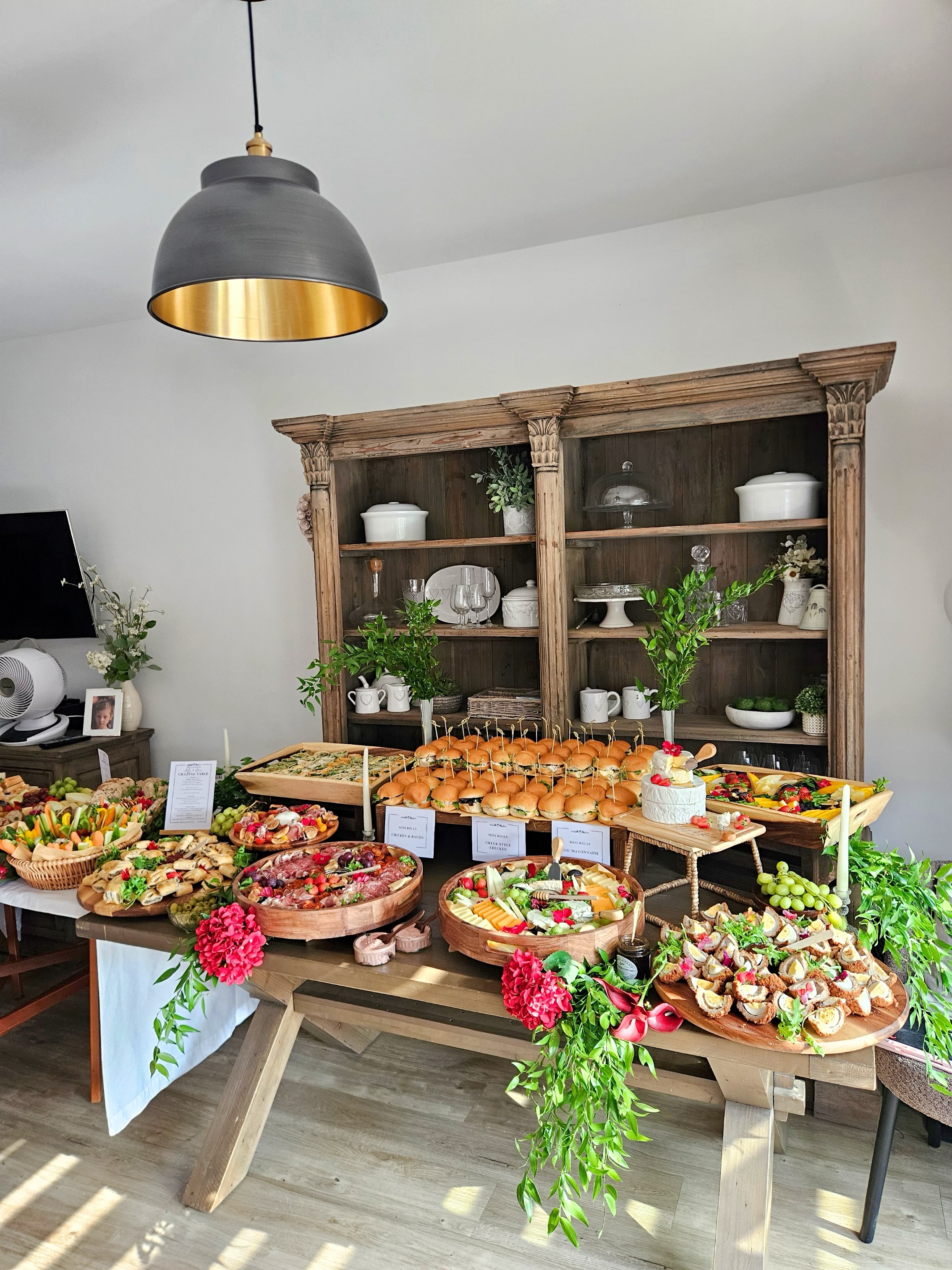 The Ultimate Grazing Table 🌱✨
Other than high quality boards, personalised signage, customised menu and foliage/florals…
What’s included for only £20pp?
•Meat Board: Serrano, Prosciutto, Salami, Chorizo, Pate
•Cheese Board: Cheddar, Red Leicester, Manchego, Stilton, Boursin
•Brie Cheese Tower
•Mini Wraps
•Mini Rolls
•Crudités Basket
•Fruit Platter
•Sourdough Bread & Mini Salted Butter
•Scotch Eggs and/or Pork Pies with Chutney
•Sausage Rolls with Chilli Jam
•Table Dips including; Hummus, Chutney, Honey, etc…
🤎
(Travel and cleanup fees apply)