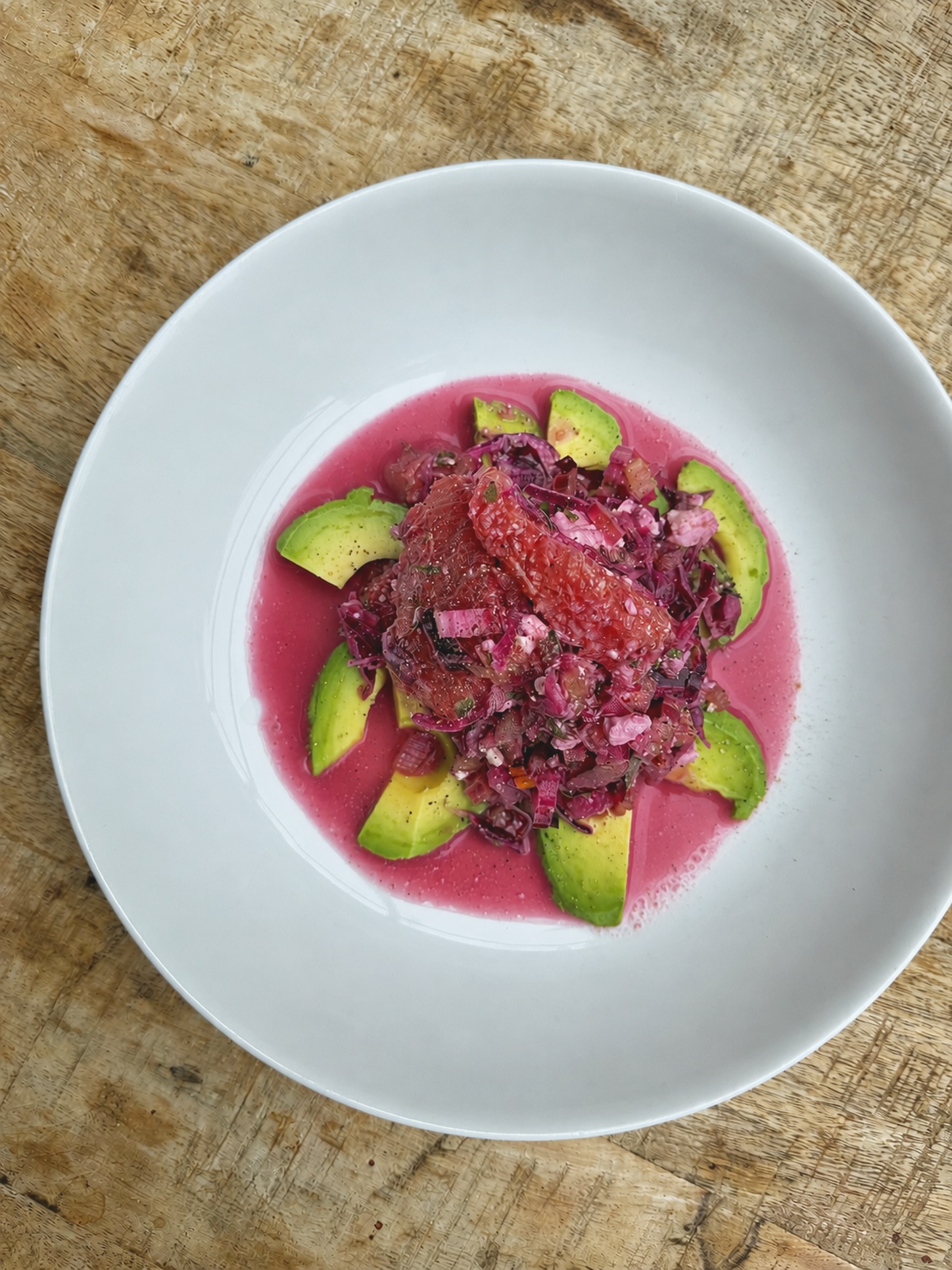 Grapefruit, & red cabbage salad with avocado & feta. #lunch #salad
.
.
.
.
#bootsforbreakfast #americanchefinholland