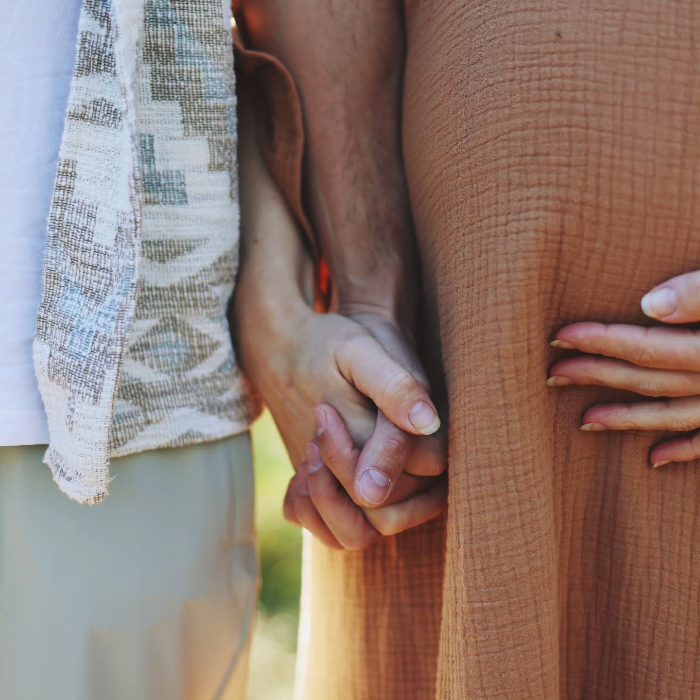 :》》Waar niemand je op kan voorbereiden als je voor het eerst ouders wordt...
Andere ouders kunnen zoveel tegen je zeggen maar het echt begrijpen doe je pas als je er middenin zit.
Het eerste jaar ouderschap zette alles op z'n kop in de relatie. Je hebt niet alleen jezelf opnieuw te vinden, nu ook in de rol van ouder, maar je hebt ook elkaar weer te vinden. Steeds weer opnieuw.
De rol die de vader en moeder hebben richting het kleine wondertje wat ter wereld is gekomen is zo anders. Je kan niet van elkaar hetzelfde verwachten en ergens doe je het toch.
Als moeder ben je volledig verbonden aan de kleine. Je voelt alles en je bent de leeuwin die haar kroost ten koste van alles wil beschermen. Je aandacht is volledig bij je baby.
Voor de man zijn sommige dingen moeilijk te begrijpen, zoals alle hormonen die nog door het lichaam van de vrouw gieren en de hersteltijd die de vrouw nodig heeft om weer bij zichzelf te komen.
Voor een lange tijd staat de man ineens op de tweede plek. Ook dat kan even wringen.
Maar, you're in it together... je hebt je samen geopend voor de komst van een nieuwe ziel op aarde en hierdoor ben je de rest van je leven aan elkaar gebonden.
Liefde is uiteindelijk altijd weer de weg terug naar elkaar. Zoals je ook je kleine onvoorwaardelijk liefhebt.
Wat een journey is het @lightwarriorspirit
Maar hand in hand en van hart naar hart komen we er wel 😘♥️