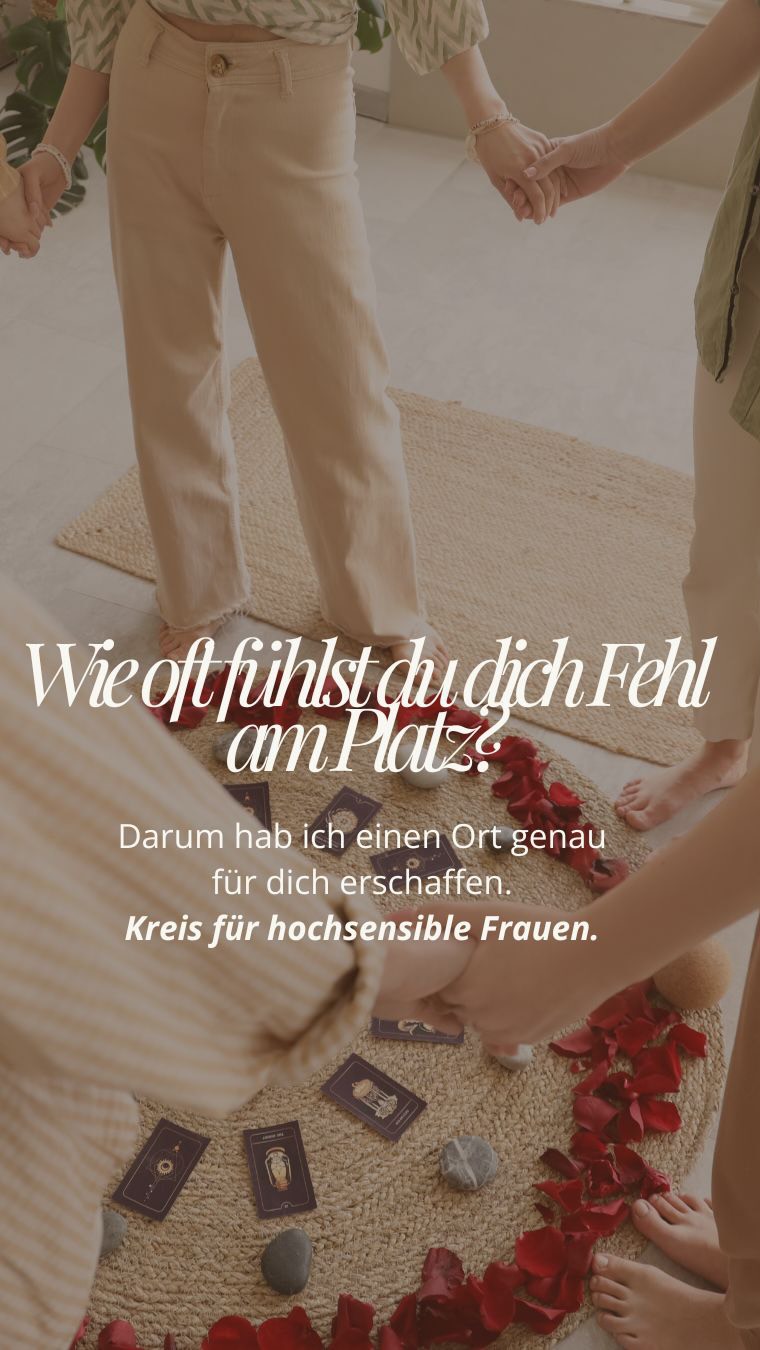 Kommentiere „Kreis“ und erhalte endlich das Gefühl, den richtigen Platz gefunden zu haben. 🪄
Wie oft fühlst du dich Fehl am Platz?
In der lauten Runde, wo alle durcheinanderreden und du am liebsten unsichtbar wärst. Im Job, wo du „ein dickeres Fell“ beweisen sollst. Auf der Feier, von der alle schwärmen – und du zählst innerlich die Minuten, bis du endlich heim darfst.
Ich kenn das. Ich hab in so vielen Räumen gesessen und mich noch kleiner gemacht, als ich eh schon war. Hab gelächelt, funktioniert, mitgemacht – und bin danach leer nach Hause gegangen.
Und tief drin diese eine leise Sehnsucht: einmal irgendwo ankommen, wo ich nichts sein muss. Wo ich nicht erklären, nicht beweisen, nicht durchhalten muss. Wo ich einfach sein darf – so fein, so viel, so ich, wie ich bin.🙏🏽
Irgendwann hab ich verstanden: Nicht jeder Raum ist für uns feine Frauen gemacht.
Also hab ich einen erschaffen, der es ist.🪄
Einen Kreis nur für hochsensible Frauen. Einen Ort, an dem du nichts leisten musst. An dem Stille erlaubt ist. An dem du reden darfst – oder einfach nur da sein und zuhören. An dem dich niemand reparieren will, weil an dir nichts kaputt ist. An dem du einfach gehalten wirst.
Und das Schöne: Wir treffen uns online. Du darfst in deinem allersichersten Raum bleiben – zuhause, auf dem Sofa, in die Decke gewickelt. Kein Rausquälen, kein Overload auf dem Hinweg. Nur du und dieser Kreis von Frauen, die genau wissen, wie du dich fühlst. Ohne dass du auch nur ein Wort erklären musst.
Es ist ein fester Kreis. Wir sehen uns über mehrere Wochen – und genau da wächst das, was uns feinen Seelen so oft fehlt: Vertrauen. Und das Gefühl, endlich irgendwo dazuzugehören.
Stell dir das mal vor. Einen Abend in der Woche, der nur dir gehört. An dem dich niemand braucht, niemand zerrt, niemand bewertet. An dem du einfach heimkommen darfst – zu dir.
Wenn dein Herz gerade Ja sagt, dann nimm deinen Platz ein. Am 27.08. um 19 Uhr ist unser erster Termin. 💛
Kommentier FRAUENKREIS, und ich schick dir alle Infos zur Anmeldung.
Sag mir: Kennst du dieses „Fehl am Platz“-Gefühl?
#hochsensibel #frauenkreis #hochsensiblefrau #fein