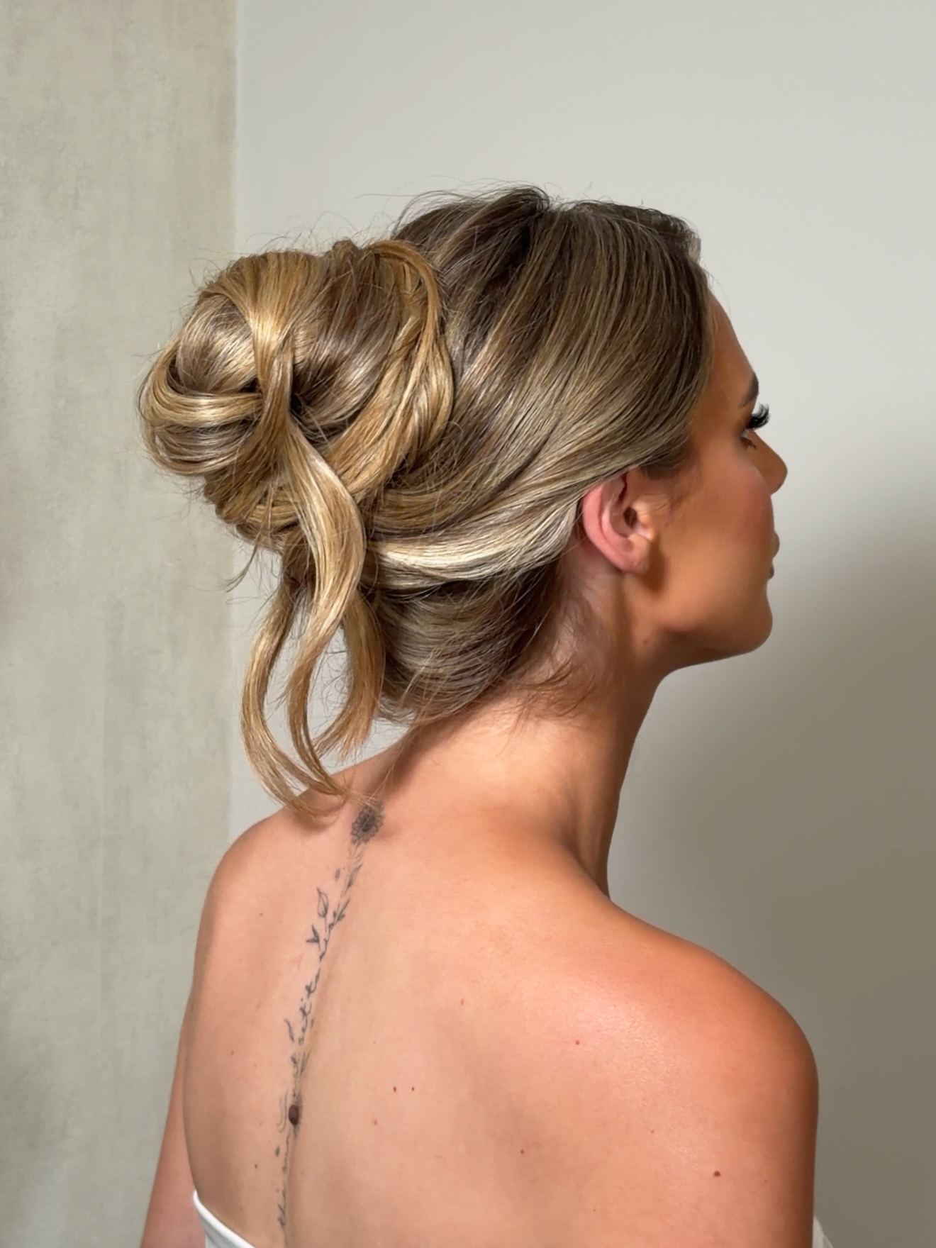 The art of looking undone, perfectly. ๐ค
Soft structure, effortless texture and just enough movement โ the modern bridal updo, and Iโm in love!
My beautiful model @mikaylaa.model
#bridalhair #bridalupdo #weddinghair