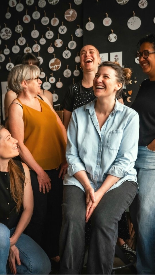 Vas y défile you are the boss ! Qu'elles me disent 🤣🤣
Je vous partage ce petit souvenir ! Il m 'aura fallu juste 8 mois pour poster cette séquence des coulisses de notre défilé .... 😅 merci les filles on a bien rigolé!
Ps Manon désolée j'aime trop cette photo même si tu es cachée @manonguerlain
.
.
.
Merci @elisejourdanphotographe @virginiedebourgmakeupartist @vibesdancetv @claaracroft
#poussiereredesrues #serigraphie #team #entrepreneure
