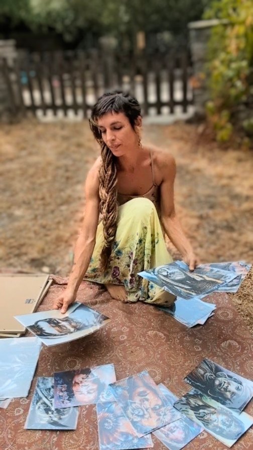 Après un peu plus de 2 semaines de silence.... (Trop d'intensité dans le réel, pas le temps pour le virtuel 😅).
🖌️Je vous annoncé ma prochaine expo : Hadra Festival ✨
J’y présenterai plusieurs tableaux originaux, tirages d’art, éditions limitées sur toile et petits formats, entourée d'autres artistes 🌿
Je ferai aussi du live painting (le jeudi sûr, les autres jours en fonction de mon énergie.
C'est l’occasion de découvrir d’un peu plus près ma façon de travailler et de voir une œuvre prendre vie. 🎨
🚩 On se retrouve au Plan d'eau de Vieure (Allier), du 27 au 30 août à la galerie d’art du festival.
🎶 En plus j'y chanterai aussi avec mon groupe @heimya_
le vendredi fin d'aprem !
#tiragedart #HadraFestival #LivePainting #PeintureContemporaine #artemotion