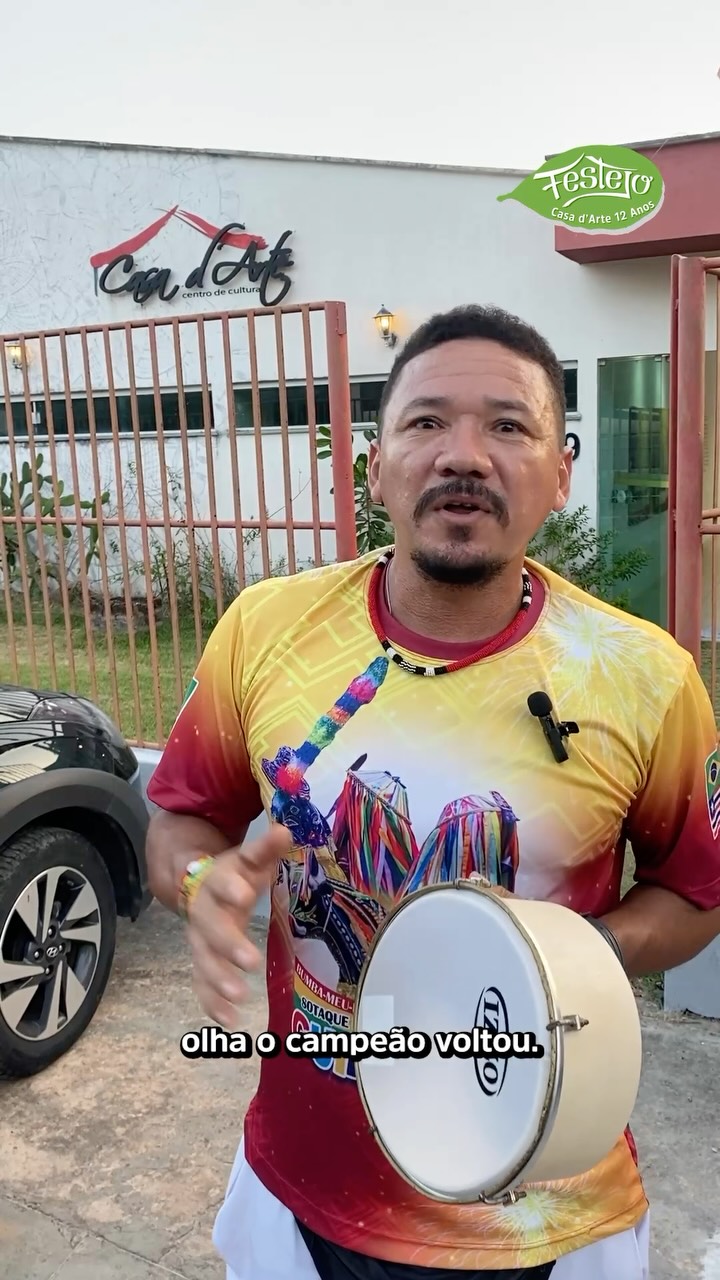 Quando @boideguimaraesofc chega em São Luís, a linda ilha do amor, eles sempre dão um pulinho aqui pelas bandas da Raposa pra nossa Casa! 🤩 A brincadeira corre o quintal, uma toada mais bonita que a outra, que não sabemos escolher entre elas. Mas teve gente que nos contou as delas! E a de vocês, qual é? 🧐🎤