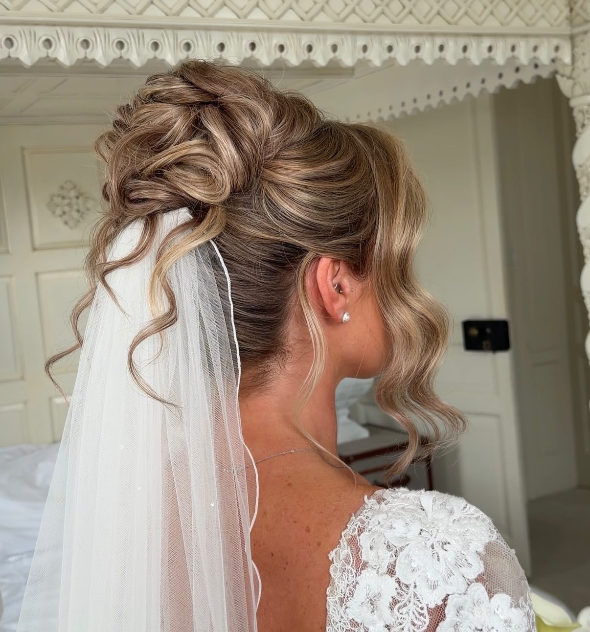 Make sure to SAVE for your bridal inspo 💍🤍✨
.
.
.
#bridalhairstylist #destinationwedding #hairup #bridalhairstyle #hairinspo