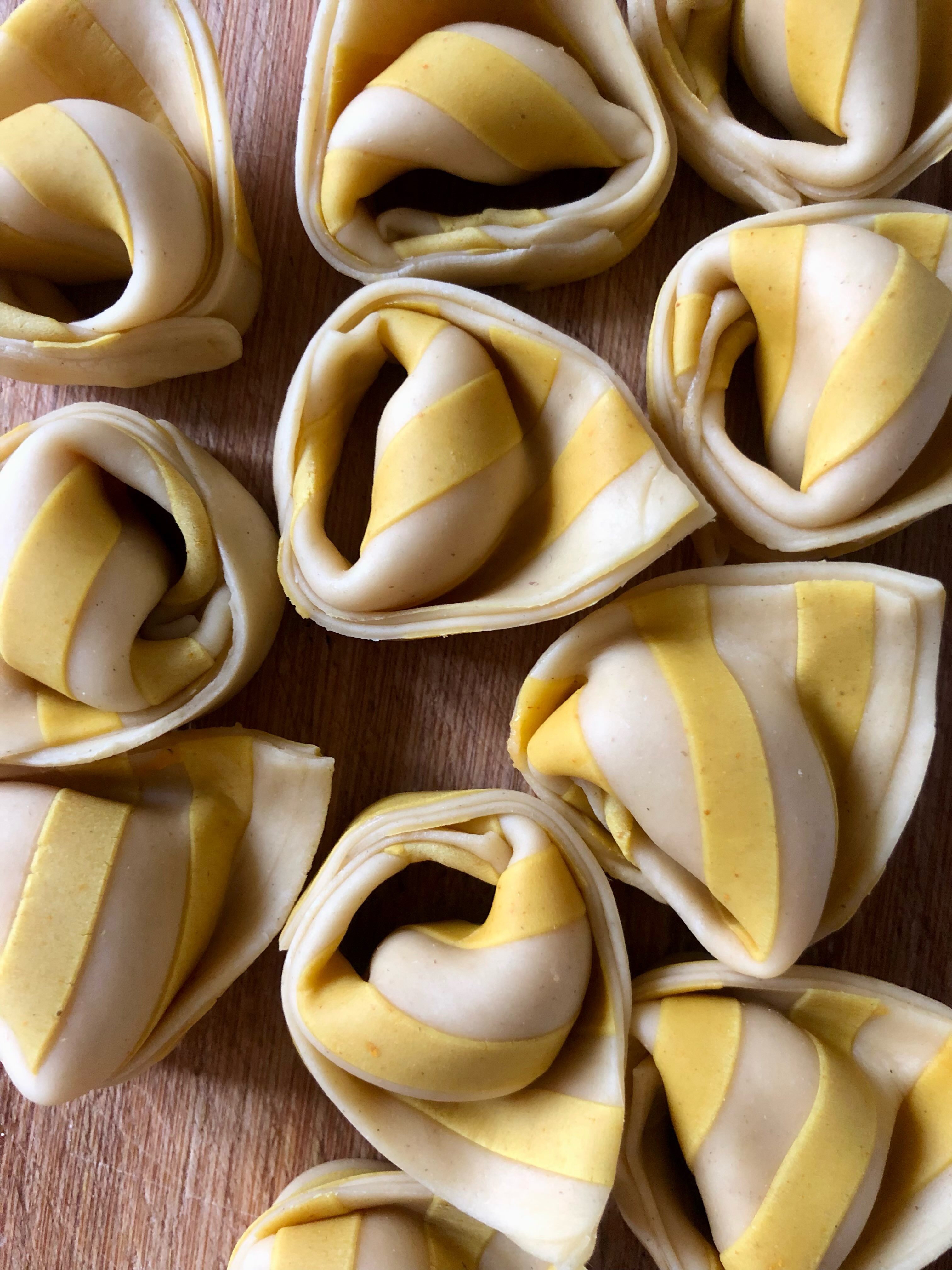 Same striped dough, four different shapes — tortellini, caramelle, agnolotti del plin, and triangoli. That’s the beauty of homemade pasta, once you’ve mastered how to make a smooth and workable pasta dough you have endless possibilities to get creative. Any of these shapes that you’d like to see a shaping tutorial for?
#pastashapes #stripedpasta #pastafresca #homemadepasta