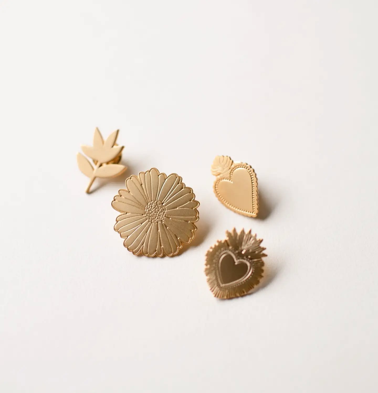 Ceux qui vous plaisent tant ! Et notre collection de pins va bientôt s'agrandir avec l'arrivée des nouveautés de la rentrée !
.
.
.
#jewels #pins #bijoux #poussiereredesrues