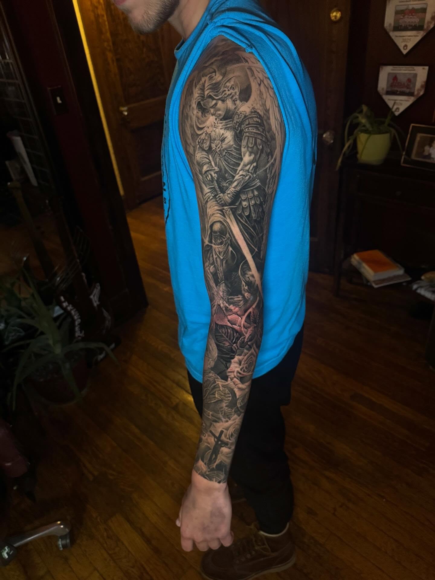 Many hours on this sleeve, and many more to come. Zac is booking for February/March and would love to work with you on your next project.
#cantontoattoos #inkeepers #theinkeeperstattooparlor #realismtattoos #blackandgreytattoo
@theinkeeperstattooparlor @theinkeeper
Artist: Zac Adams @theinkeeper