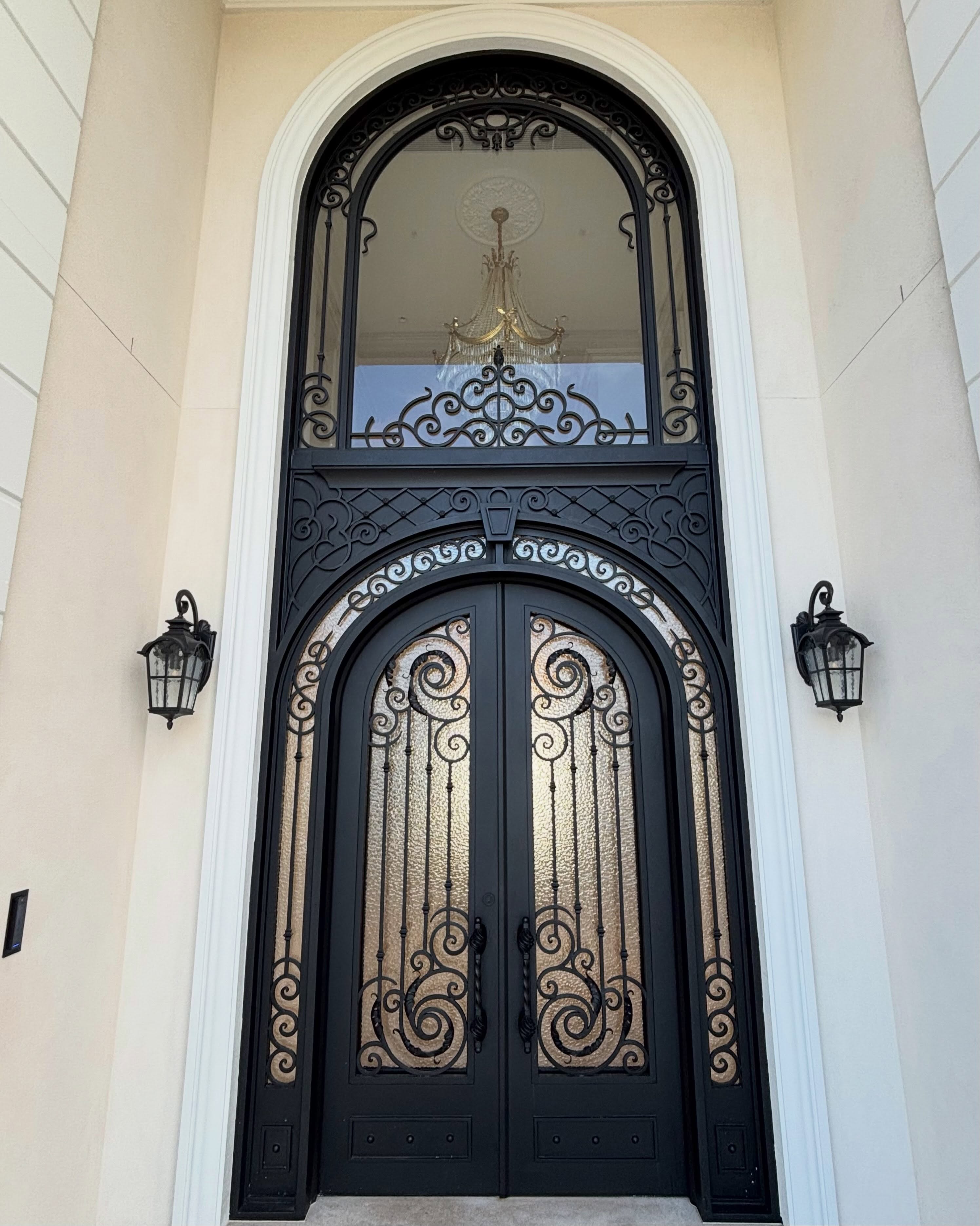 6m-tall Custom Wrought Iron Door.
Double Layer Curved Fixed Panel w. Raised Decorative Moulding&Design.
Crystal/Stone Cripple Glass.
Custom Long Handles.
Post 2/3