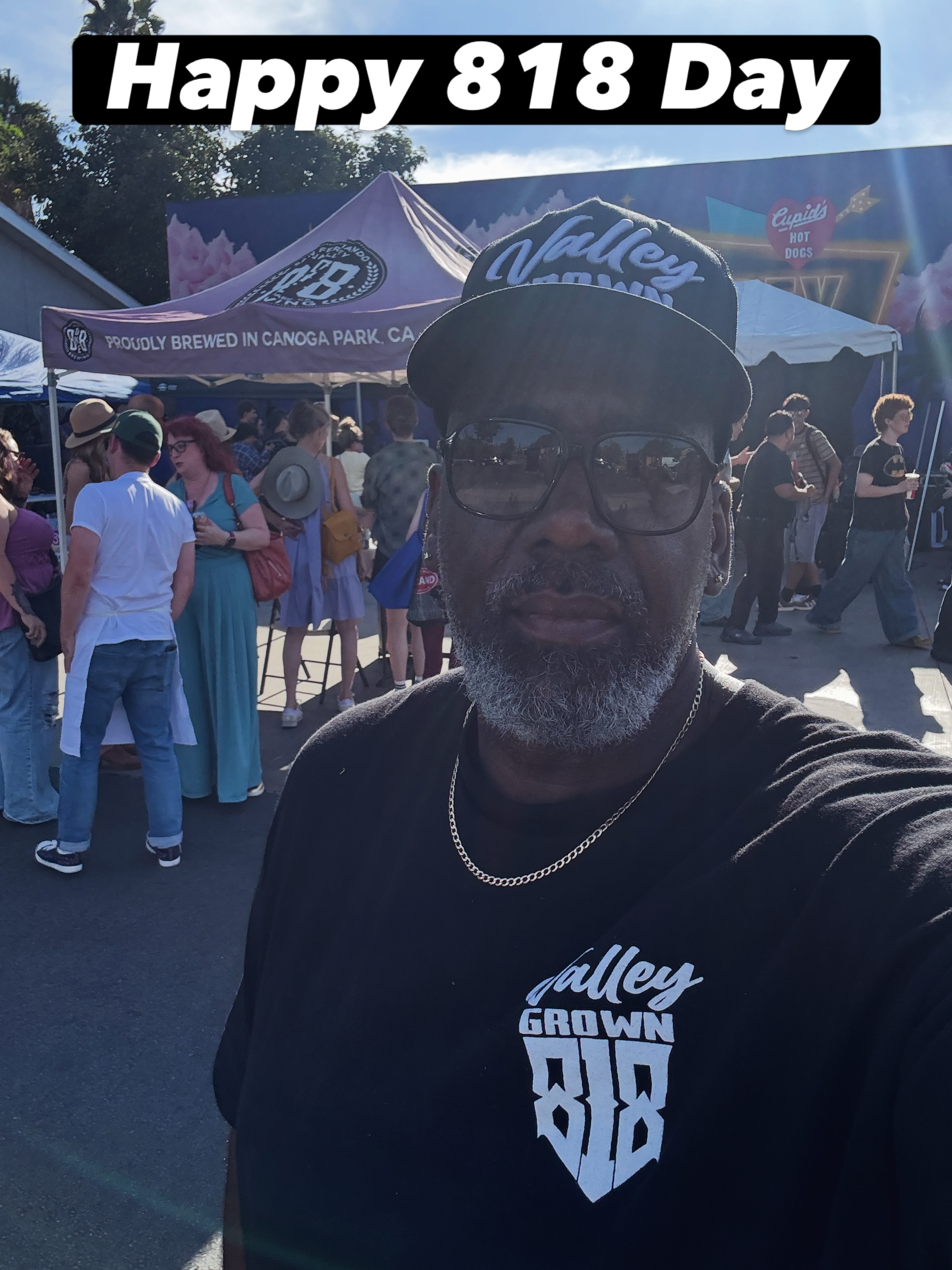 818 day here with @818alovelettertothevalleyfest
and @maysmusicmanagement . Here at Cupids Hot Dogs Winnetka. Bless the West Clothing Brand with that Valley Grown 818 Collection!