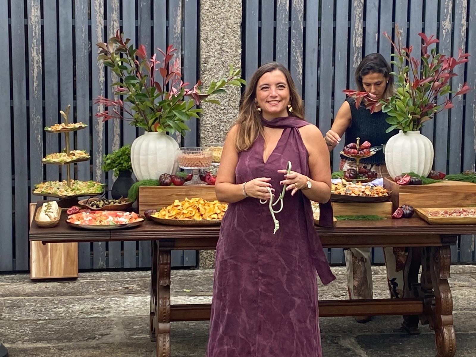 Hoje, dia 26 de Agosto, é dia de celebrar a Rita!
Por detrás da Quinta dos Encados, há um sorriso que nunca falta. Entre a família, o trabalho e os desafios do dia a dia, a Rita está sempre pronta para receber da melhor forma quem nos visita, fazendo com que cada pessoa se sinta verdadeiramente bem-vinda.
A família e os amigos são o seu porto seguro e a base de tudo o que faz. Com um espírito prático e uma forma de pensar ponderada, procura sempre encontrar soluções, desbloquear processos e concretizar cada tarefa com dedicação.
É essa dedicação silenciosa, a capacidade de cuidar dos outros e a vontade de fazer sempre melhor que tornam a Rita uma peça essencial da Quinta dos Encados.
Parabéns, Rita! Que este novo ano de vida te traga muita saúde, felicidade e serenidade, que nunca te faltem motivos para sorrir e que continues a concretizar os teus sonhos com a mesma determinação, carinho e leveza que levas a tudo o que fazes. Que seja um ano repleto de momentos especiais, junto de quem mais amas, e de muitas conquistas para celebrar.
Feliz aniversário! 🎉🍷
__
EN
Today, August 26th, is a day to celebrate Rita! Behind Quinta dos Encados, there is a smile that never fades. Balancing family, work, and daily challenges, Rita is always ready to welcome our visitors in the best possible way, making everyone feel truly welcome.
Family and friends are her safe haven and the foundation of everything she does. With a practical spirit and a thoughtful mindset, she always seeks to find solutions, unblock processes, and carry out every task with dedication.
It is this quiet dedication, the ability to care for others, and the desire to always do better that make Rita an essential part of Quinta dos Encados.
Happy Birthday, Rita! May this new year of life bring you abundance of health, happiness, and serenity. May you never lack reasons to smile, and may you continue to achieve your dreams with the same determination, warmth, and lightness you bring to everything you do. May it be a year filled with special moments alongside those you love most, and full of many achievements to celebrate.
Happy Birthday! 🎉🍷