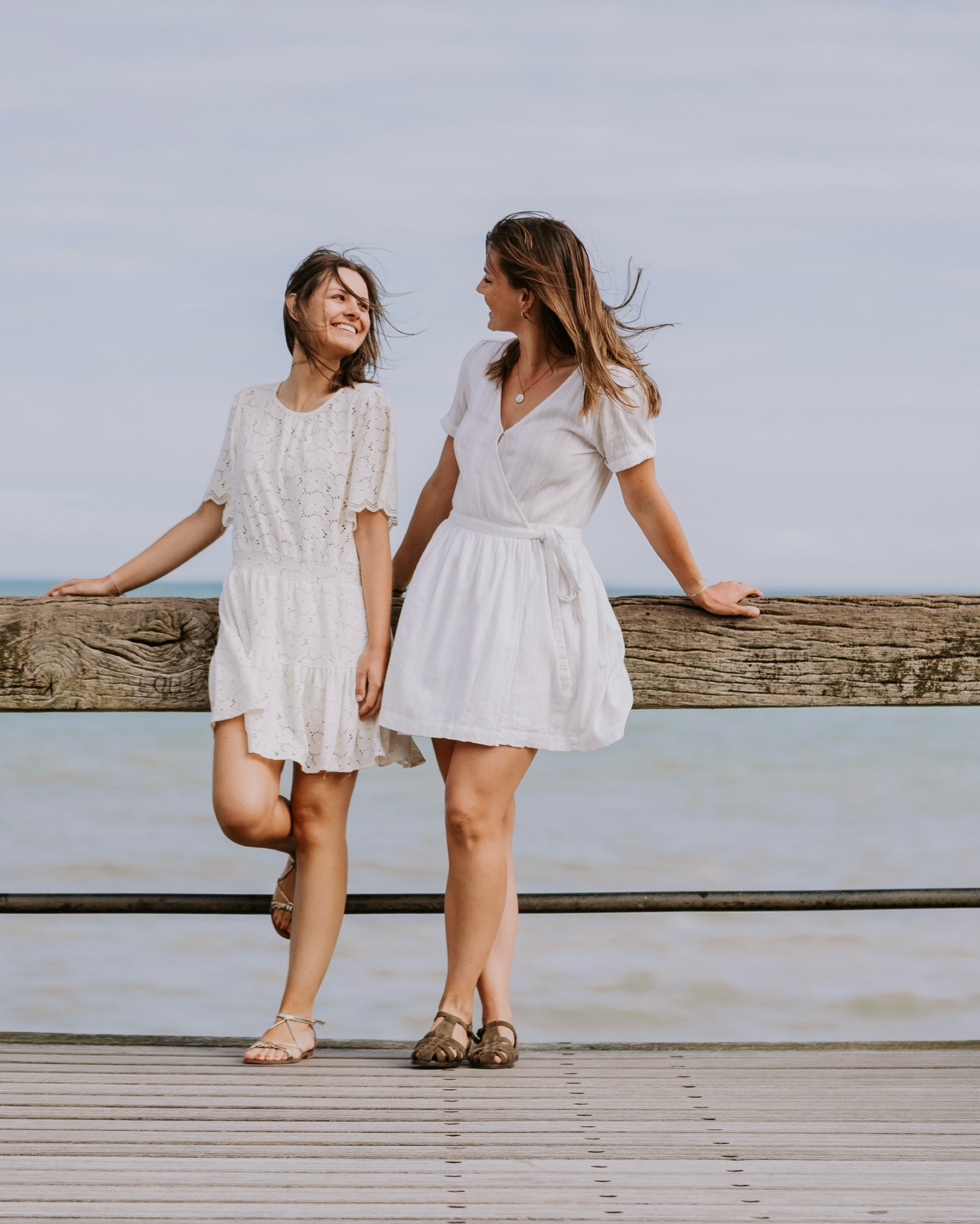 Charlotte & Marion 🌸
Un moment simple, drôle, et précieux pour célébrer une longue et belle amitié.
Ce n’est pas une thématique que je photographie souvent, et pourtant… j’ai adoré.
Parce qu’on pense naturellement à immortaliser les couples, les familles, les grossesses, les mariages… mais nos amitiés méritent elles aussi d’avoir leurs jolies images.
Celles qu’on ressortira dans 10, 20 ou 30 ans en se disant : « regarde-nous à cette époque-là… » ❤️
Alors vraiment, si vous avez un ou une amie avec qui vous partagez une belle histoire: faites-le.
Offrez-vous une séance. Sans occasion particulière. Juste pour garder une trace de vous, ensemble, aujourd’hui. 🌸
#friendship #seanceentreamies #seancealaplage #beachphotography #photographerouen