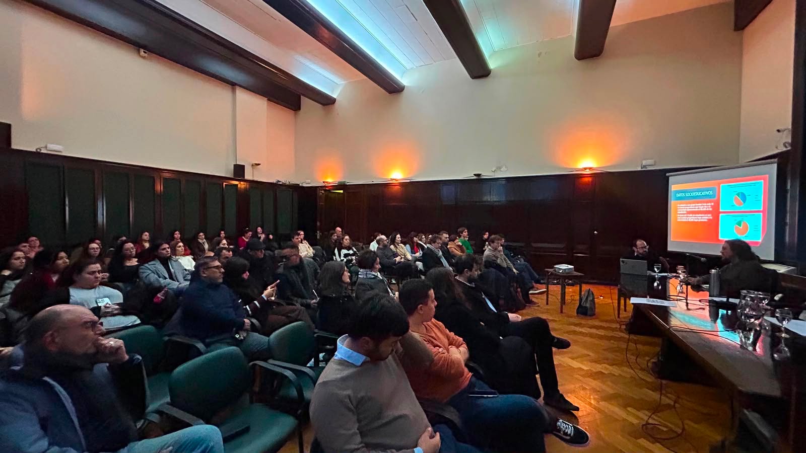 ES - EN - FR
Se presentó el proyecto “Privación de la libertad, educación universitaria y lucha por los derechos. Experiencias y perspectivas de los estudiantes en el Centro Universitario Devoto” en la Facultad de Derecho de la Universidad de Buenos Aires.
La iniciativa, elaborada por Ramiro Gual, Alejandro Sanz, Carolina D’Amelio, Guillermina Barukel, Isabella Paccio y Máximo Sozzo, busca visibilizar las experiencias de quienes transitan la universidad en contextos de encierro y los desafíos que enfrenta el derecho a la educación.
El encuentro fue convocado por el Centro de Estudios de Ejecución Penal (@ceep_ubaderecho) y el Proyecto Transparencia en las Prisiones, y contó con las exposiciones de **Ramiro Gual (UBA), Máximo Sozzo (UNL), Cynthia Bustelo (UBA), Bernarda García (UNQUI) y Alan Swiszcz (UBA/CUSAM), con la moderación de Agustina Álvarez Di Mauro (UBA).
La jornada dio inicio a una serie de encuentros destinados a visibilizar la coyuntura política que atraviesa el programa de educación en cárceles de la Universidad de Buenos Aires, con especial atención al Complejo Penitenciario Federal CABA.
📚 **También continúa la campaña de donación de útiles** para las actividades del Centro Universitario Devoto (CUD). Se reciben cuadernos, lapiceras, lápices y resaltadores en el Departamento de Derecho Penal, ubicado en el primer piso de la Facultad de Derecho UBA.
¡Gracias a quienes participaron!