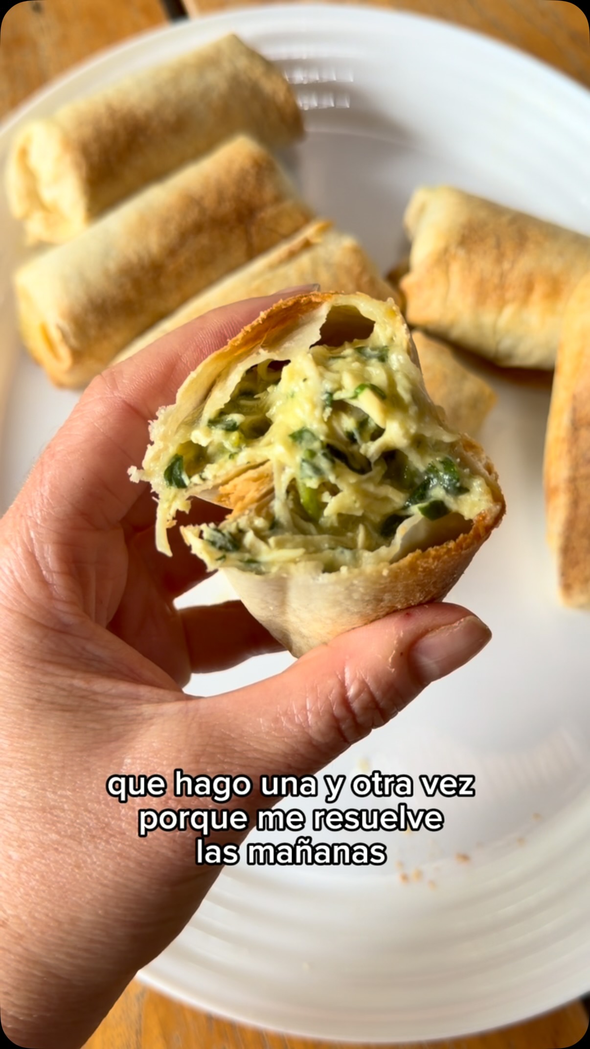Wraps de pollo cremoso para el regreso a clases
Si ya estás pensando en qué mandar de lunch sin complicarte la vida, esta receta te va a salvar.
Amo que esta receta tiene proteína, verduras, y fibra! Y muchísimo sabor. El hummus hace toda la diferencia: aporta una cremosidad deliciosa, ayuda a que el relleno no quede seco y además suma fibra, proteína vegetal y un extra de nutrientes.
Ingredientes
* 1 pechuga de pollo hervida y desmenuzada
* 300 g de queso feta (yo utilicé versión vegana)
* 1 puñado grande de espinaca picada finamente
* 2 cucharadas copeteadas de hummus @libaniusfood
* Tortillas de harina
* Aceite de oliva
Preparación
Mezcla el pollo, el queso feta, la espinaca y el hummus hasta obtener un relleno cremoso y bien integrado.
Rellena las tortillas de harina como se muestra en el video, formando los wraps. Barnízalos con un poco de aceite de oliva y cocínalos en la freidora de aire durante 15 minutos a 180 °C (350 °F), hasta que queden perfectamente dorados y crujientes.
Son ideales para el regreso a clases porque se preparan muy fácil, quedan deliciosos y tienen un poco de todo para una comida completa. Perfectos para el lunch, para tener listos entre semana o para esos días en los que necesitas una opción rápida, nutritiva y que a los niños realmente les guste.
#libanius #BTS #backtoschool