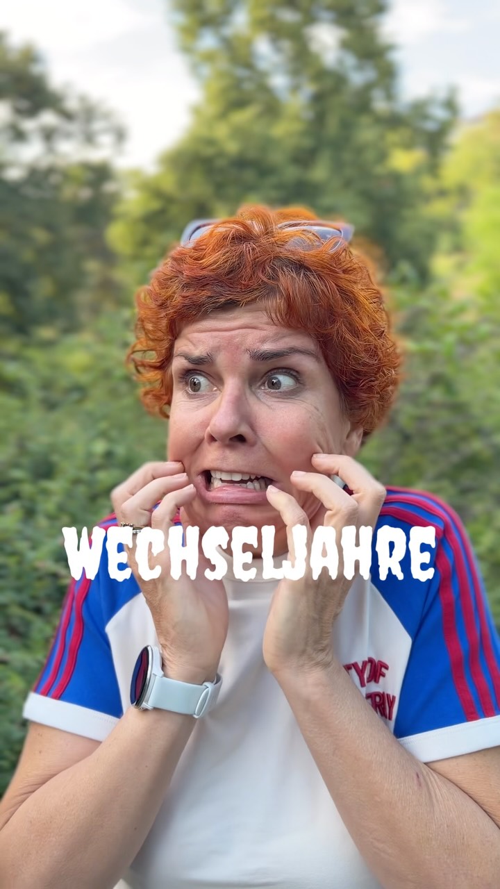 Wechseljahre 😱 oder Wechseljahre 🥳?
Ganz so einfach ist es natürlich nicht.
Du entscheidest nicht, ob du Hitzewallungen bekommst, schlecht schläfst oder deine Hormone Achterbahn fahren.
Aber du kannst mitentscheiden, mit welchem Bild du den Wechseljahren begegnest.
Und genau darüber habe ich gerade mit Evelyn Popp-Hadalin über Neuroplastizität gesprochen:
Unser Gehirn lernt aus Erfahrungen, Geschichten und Erwartungen. Und was haben wir jahrzehntelang über Wechseljahre gehört?
Alt. Verlust. Beschwerden. Ende.
Kein Wunder, wenn „Wechseljahre“ eher Psychothriller als Celebration auslösen. 😅
Aber unser Gehirn bleibt veränderbar. Ein Leben lang.
✨ Wissen statt Angst.
✨ Hinterfragen statt hinnehmen.
✨ Darüber reden statt tabuisieren.
Es geht nicht darum, sich die Wechseljahre schönzudenken.
Es geht darum, ihnen nicht schon mit einer Geschichte zu begegnen, die andere für uns geschrieben haben.
🎧 Mehr dazu in der aktuellen MENOMIO-Episode mit Evelyn Popp-Hadalin von @neuromentaltraining
Und jetzt du: Welches Bild hattest du von den Wechseljahren, bevor sie dich selbst betroffen haben? 👇
#glücklichewechseljahre #glitzernstattschwitzen #wowstattwäh