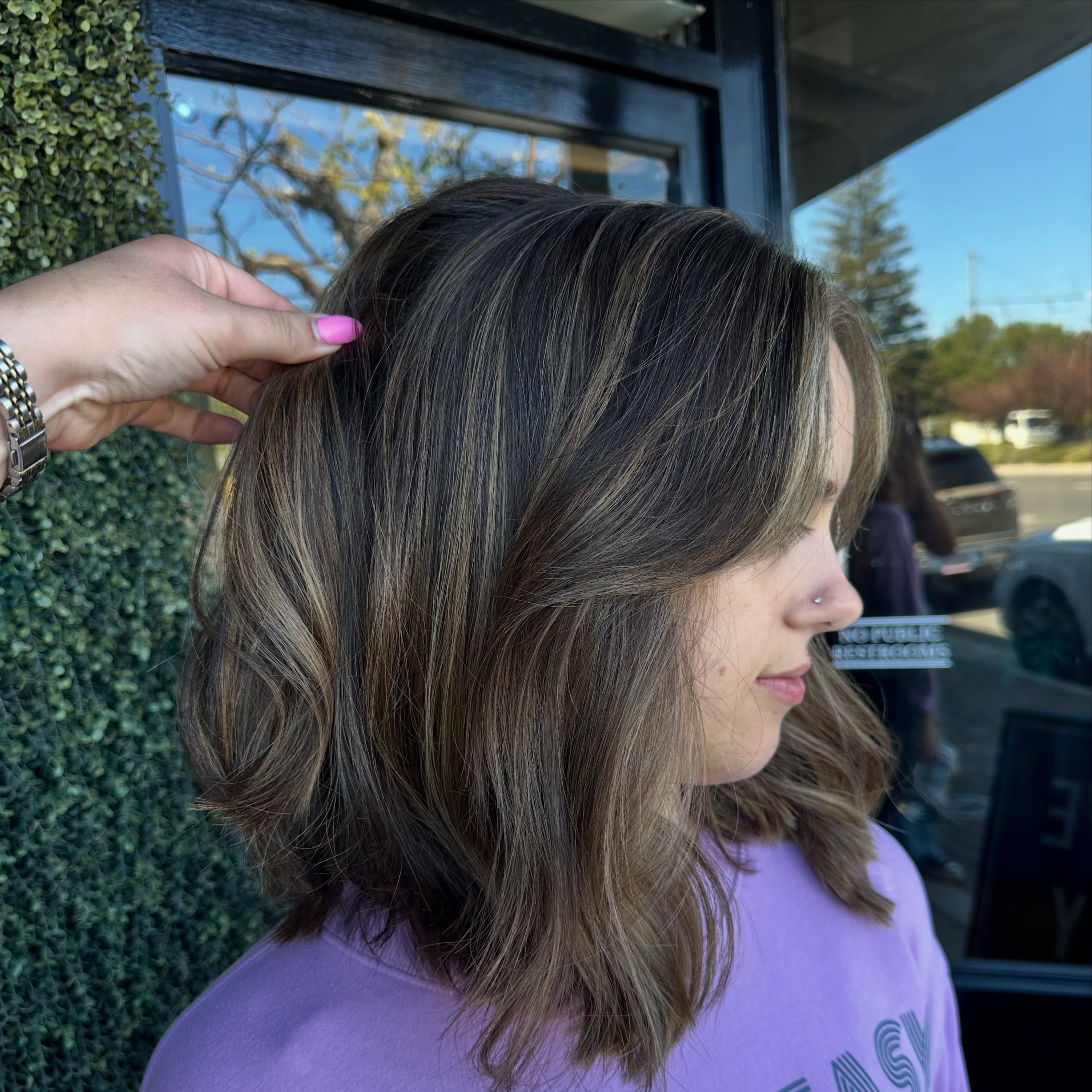 Just glimmers of glossy dimension to add interest in the softest of ways.
@milenas_styles
Full custom dimensional color session
Kerastase Nutritive and Gloss line to hydrate and protect suggested for new color homecare.