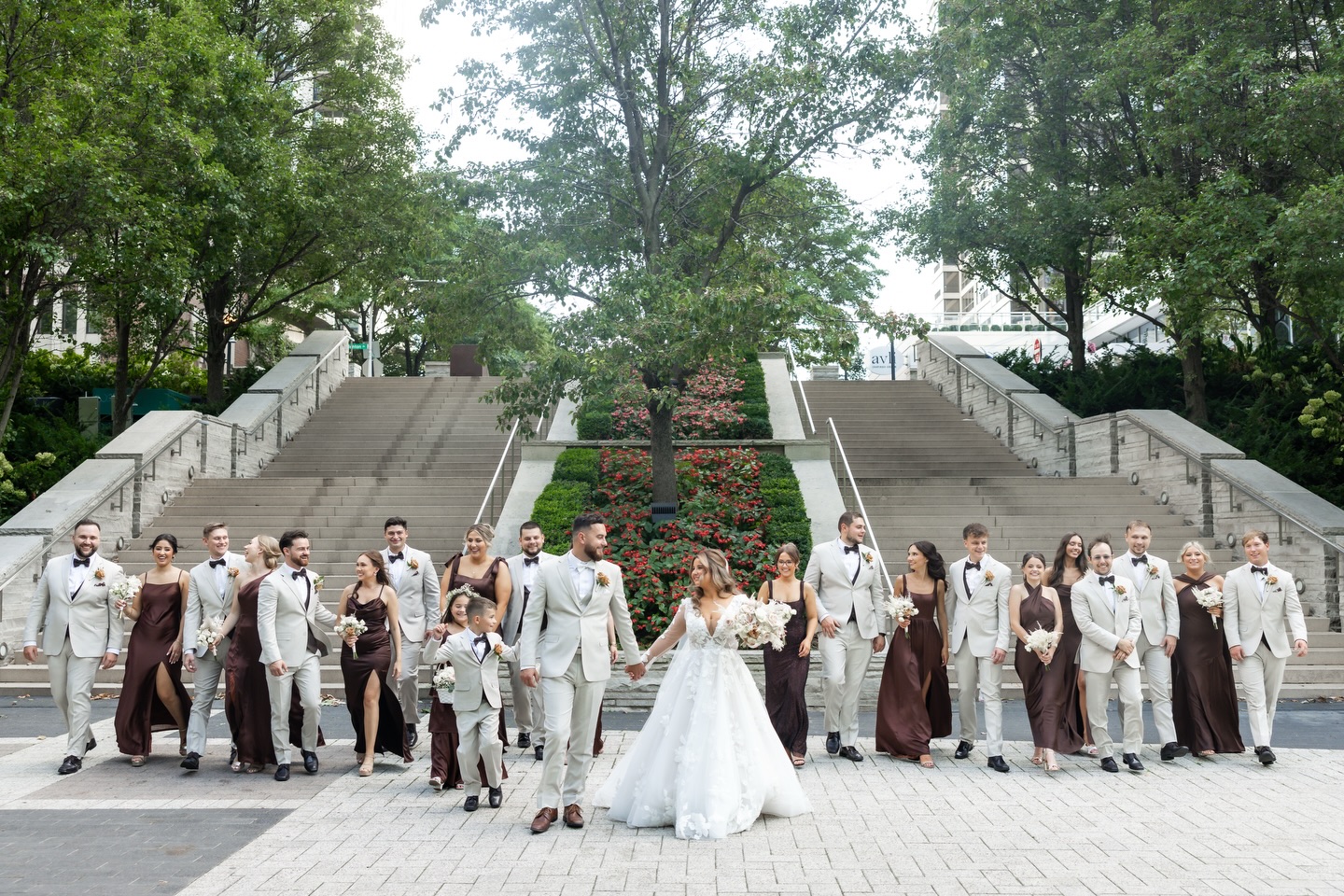 Nicole & Tom 🤎🍂
Warm neutrals and all the fall romance. The perfect palette for a beautiful autumn wedding.
Fresh Florals: @ek_floral
#FallWedding #NeutralWedding #FallWeddingFlorals #ChicagoFlorist #EKFloral
